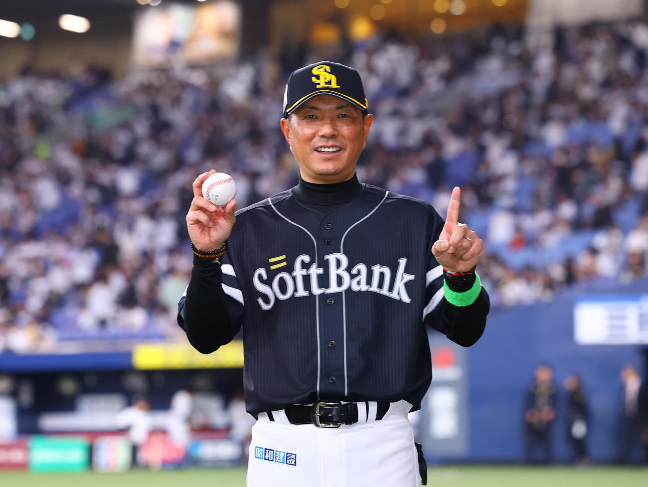 オリックス対ソフトバンク　監督初勝利を飾り、笑顔を見せるソフトバンク小久保監督（撮影・藤尾明華）
