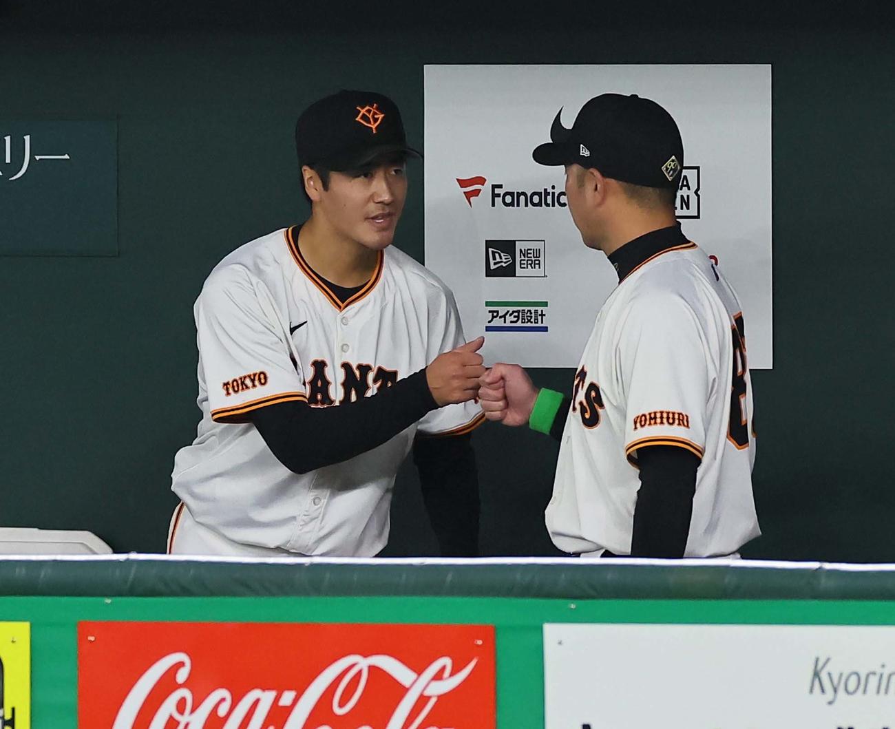 巨人対阪神　1イニングを無失点に抑えた西舘は阿部監督とグータッチをする（撮影・上田博志）