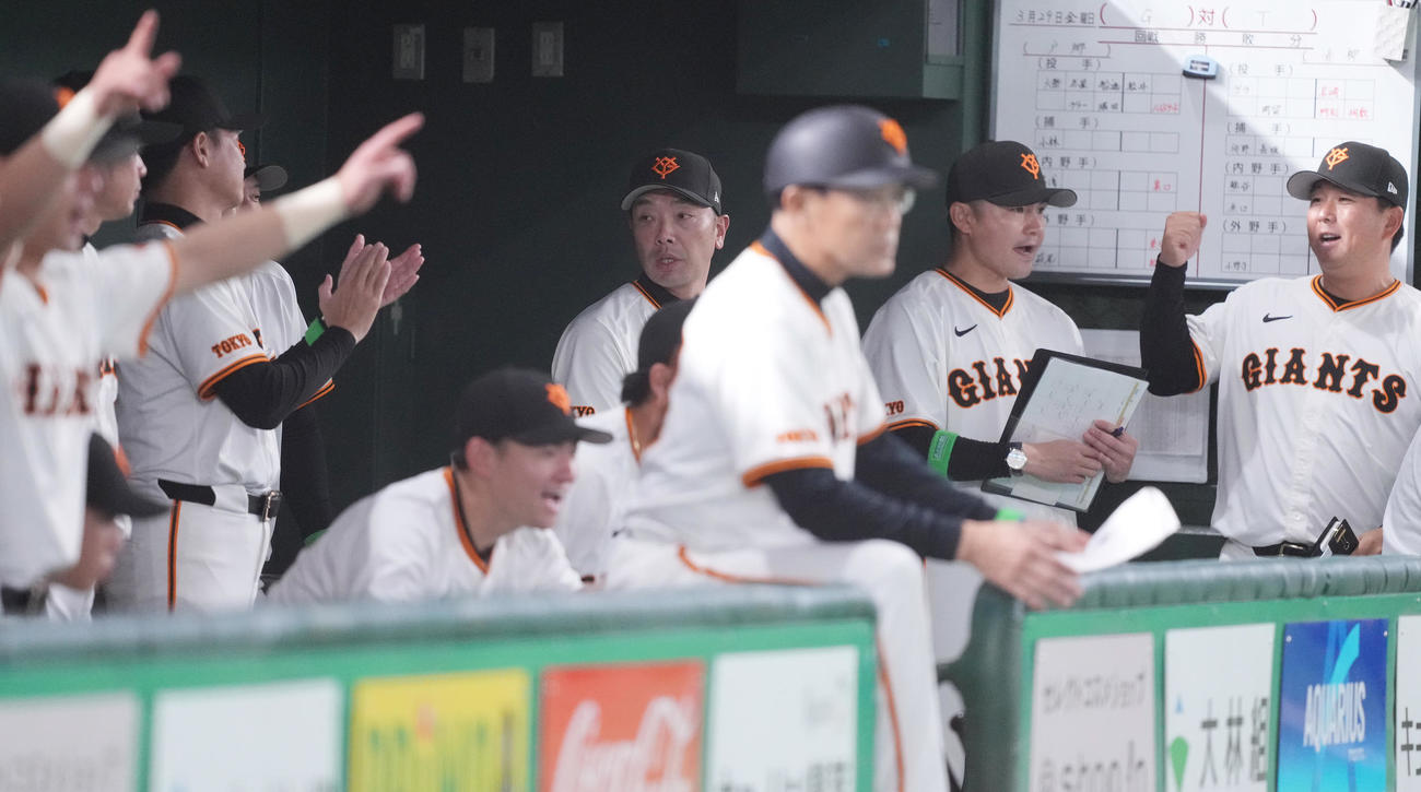 巨人対阪神　阪神に勝利し、喜ぶ巨人阿部監督（中央）（撮影・鈴木みどり）