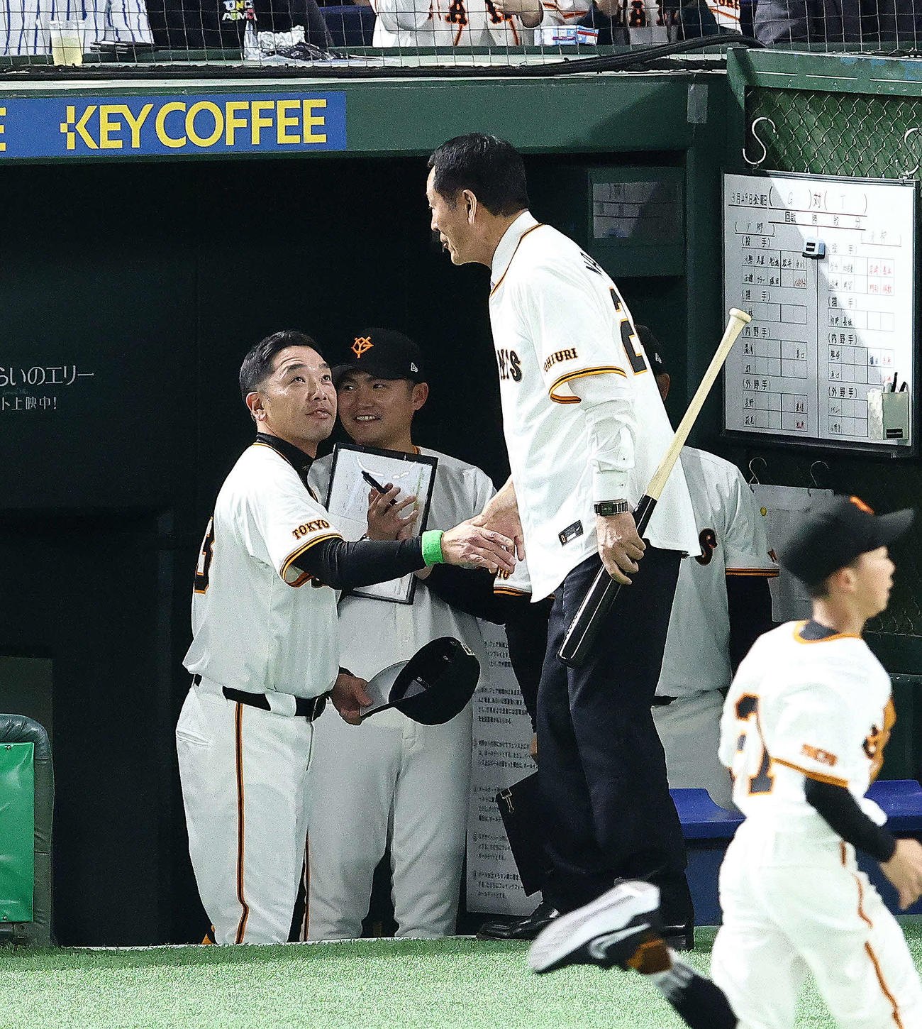 巨人対阪神　開始前、巨人阿部監督（左）と握手を交わす中畑氏（撮影・河田真司）