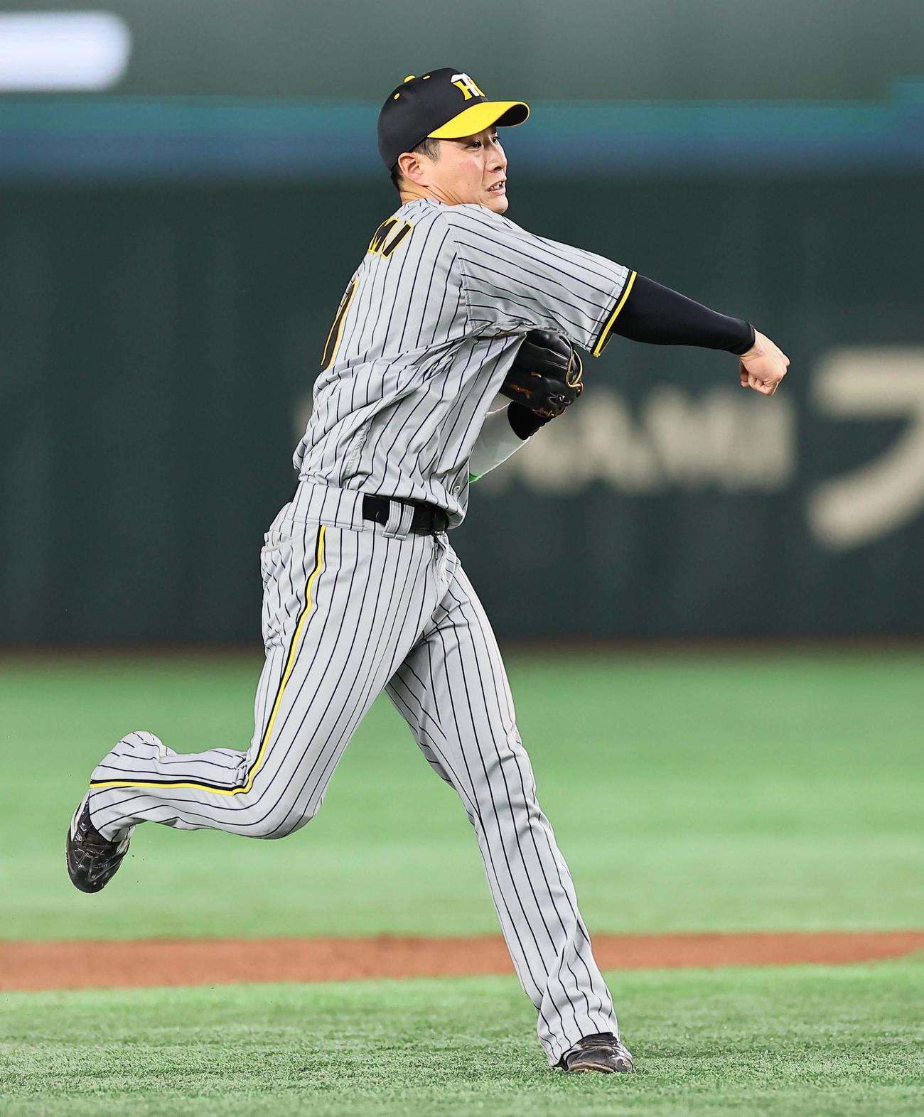 巨人対阪神　5回裏巨人1死三塁、木浪は佐々木のゴロを本塁へ送球するも吉川の生還を許す（撮影・上田博志）
