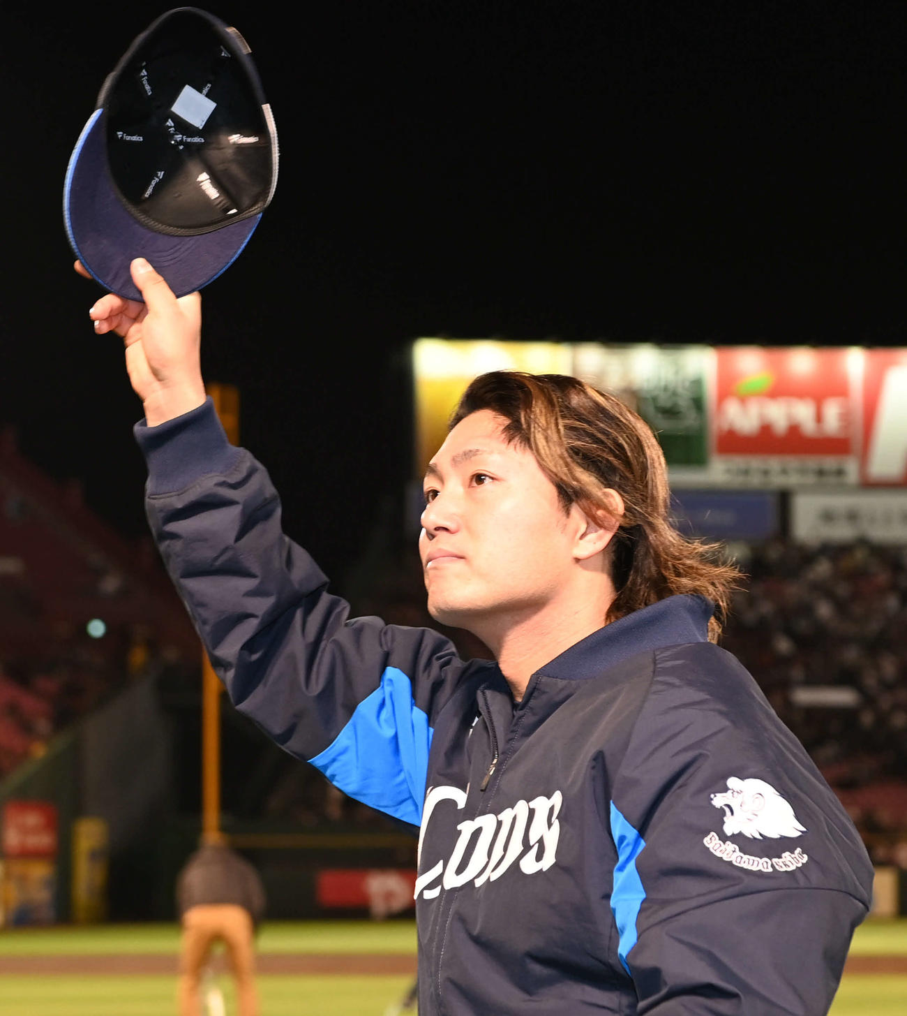 楽天対西武　開幕戦で勝利した西武今井は声援に応える（撮影・山崎安昭）