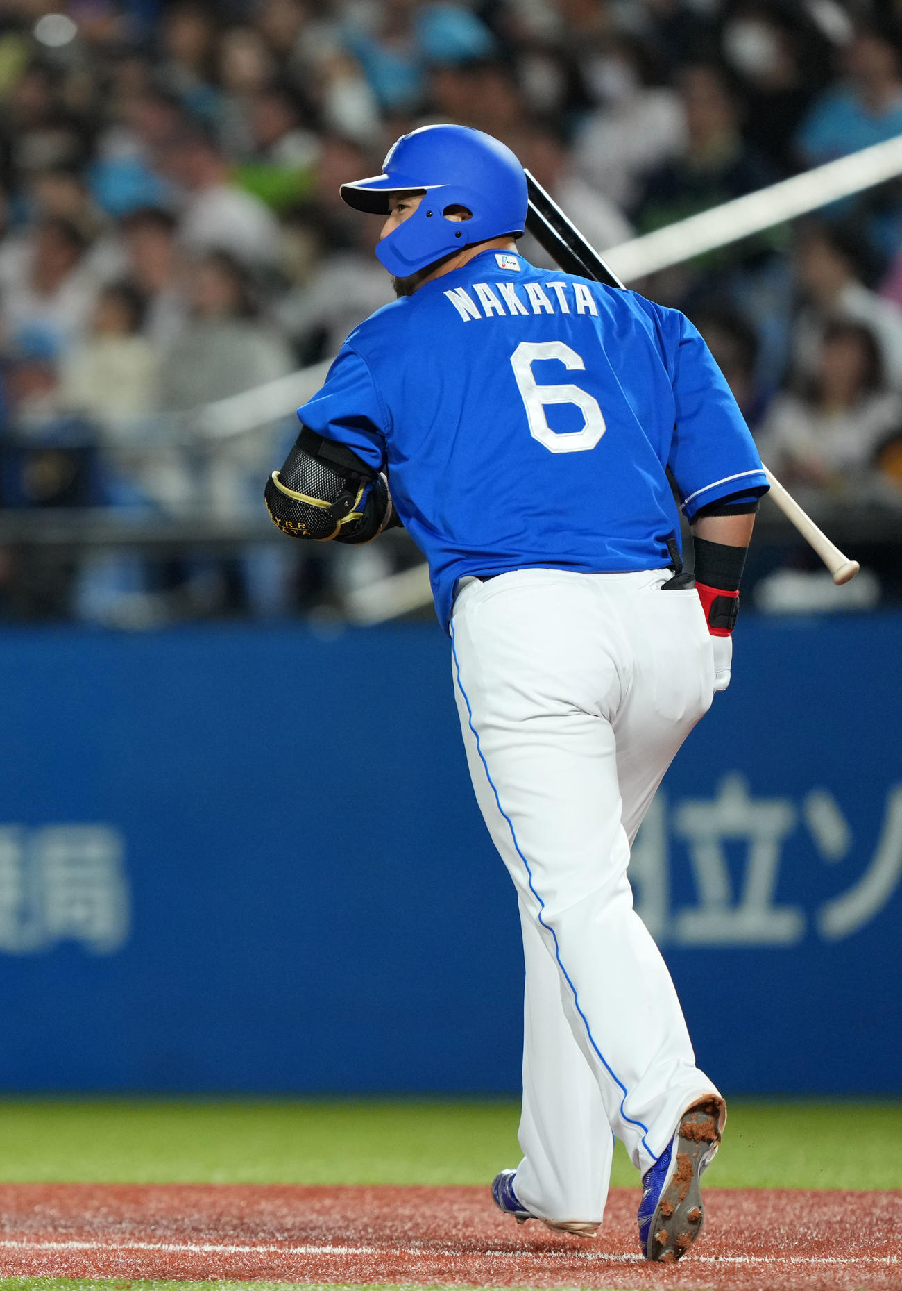 ヤクルト対中日　5回表中日2死、左越え本塁打を放ち打球を見上げる中田（撮影・横山健太）