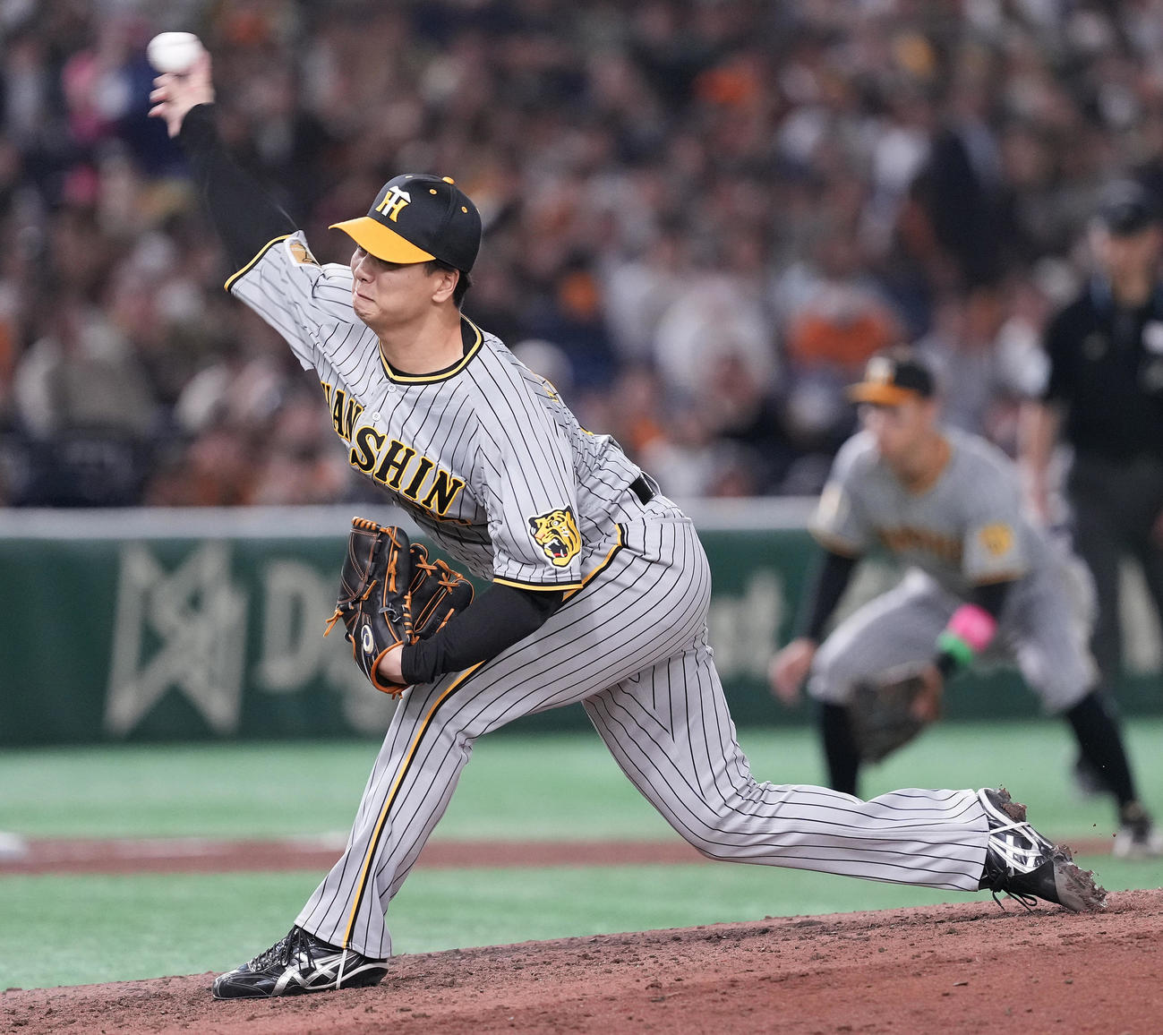 巨人対阪神　7回裏から3番手で登板した阪神漆原（撮影・鈴木みどり）