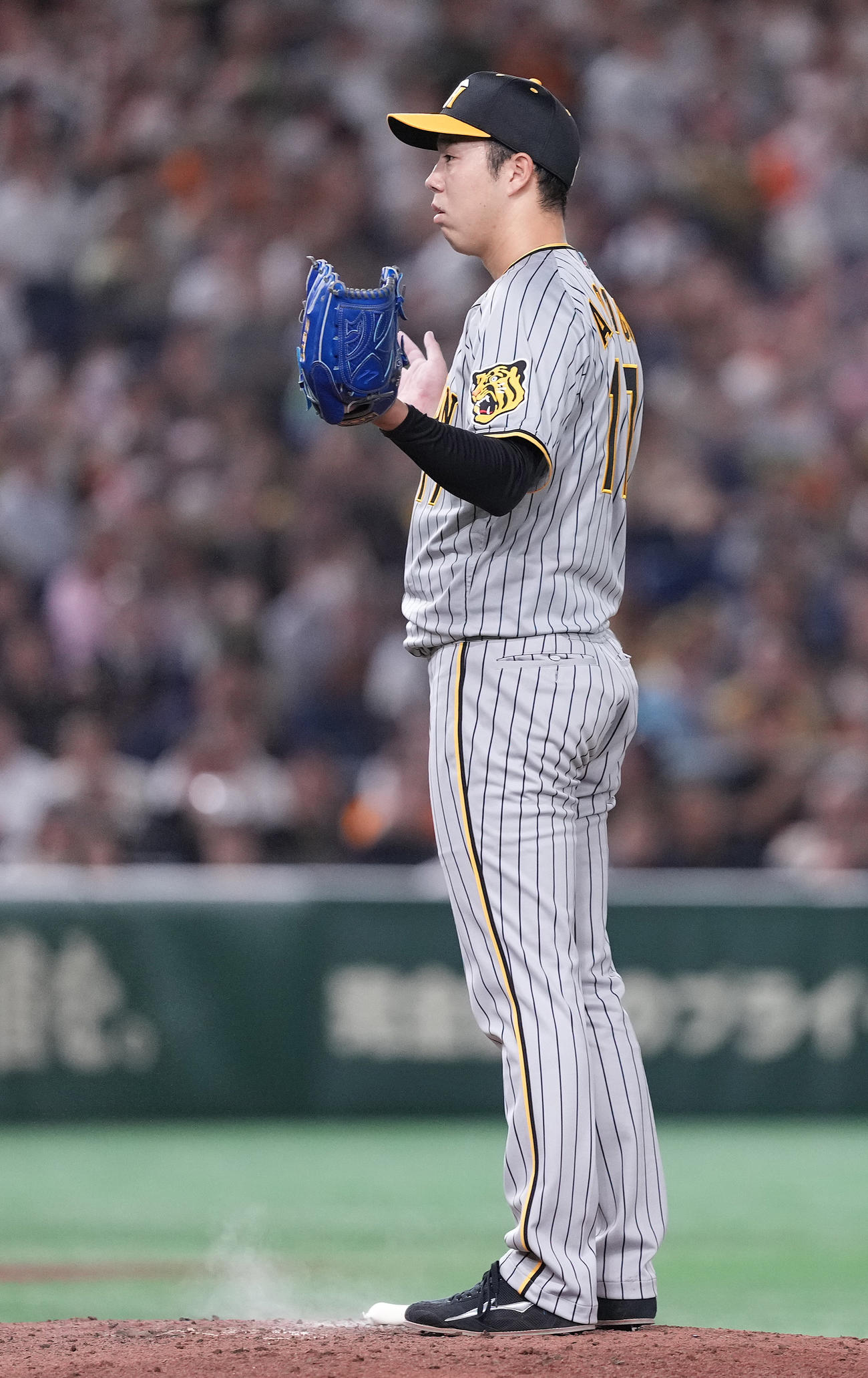 巨人対阪神　5回裏巨人無死二塁、打者戸郷の時、ボークをとられ、ぼうぜんとする青柳（撮影・鈴木みどり）