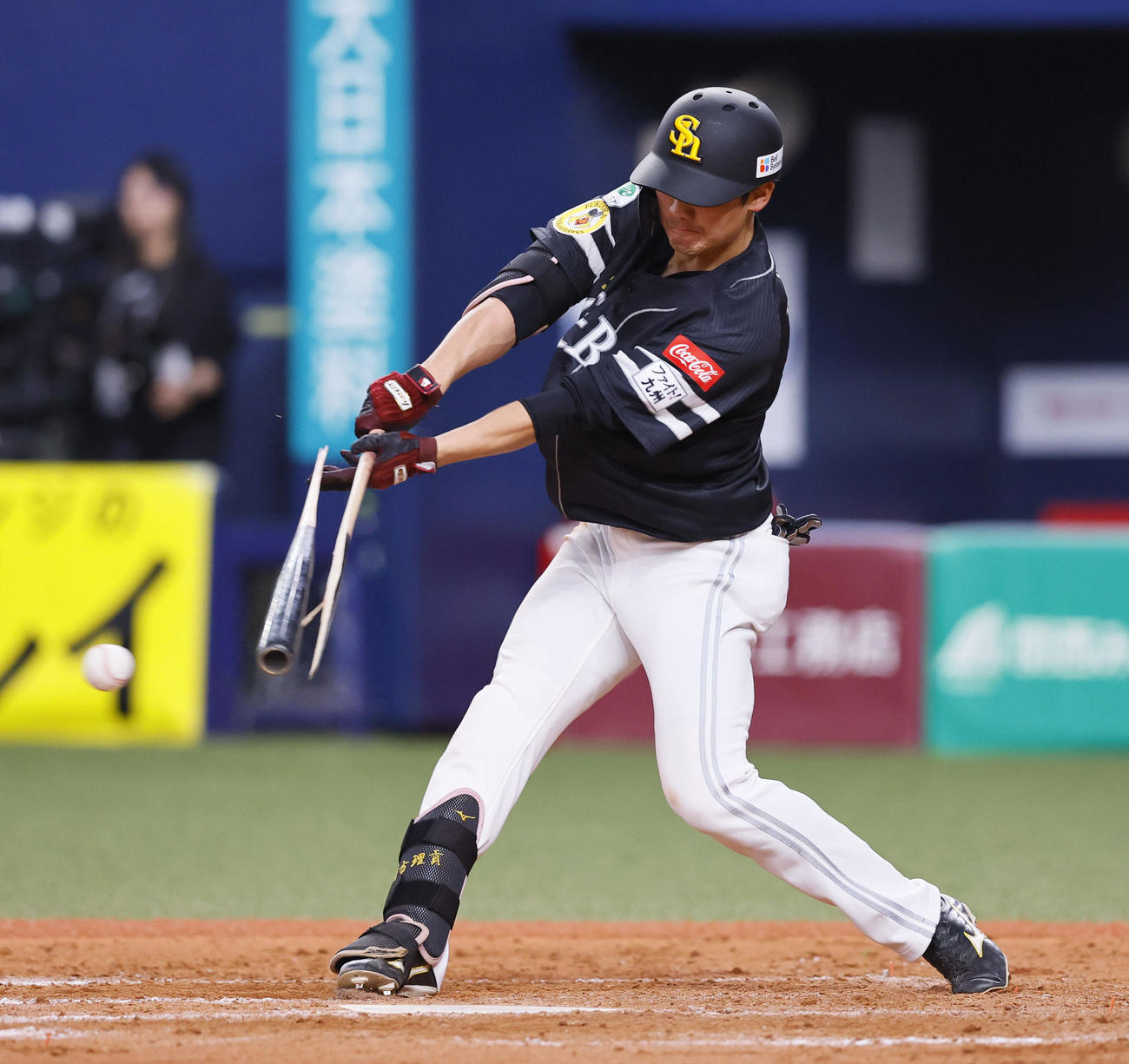 オリックス対ソフトバンク　9回表ソフトバンク無死、バットをへし折られ遊ゴロに倒れる緒方（撮影・藤尾明華）