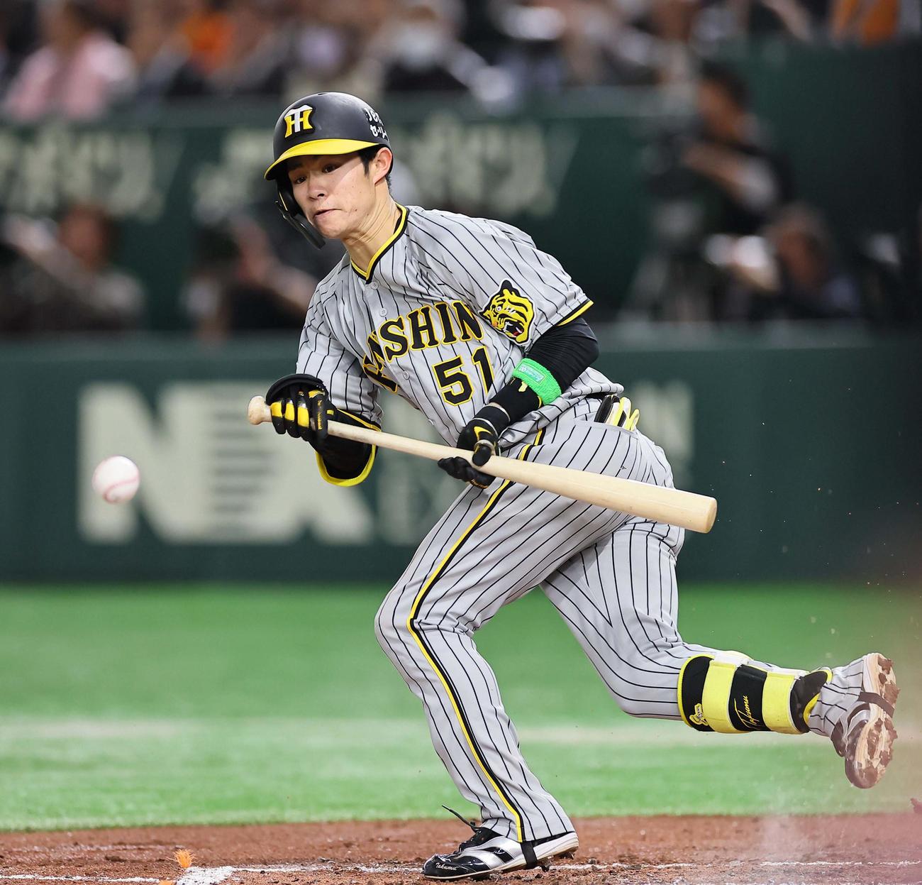 巨人対阪神　3回表阪神1死一塁、セーフティーバントを決める中野（撮影・上田博志）