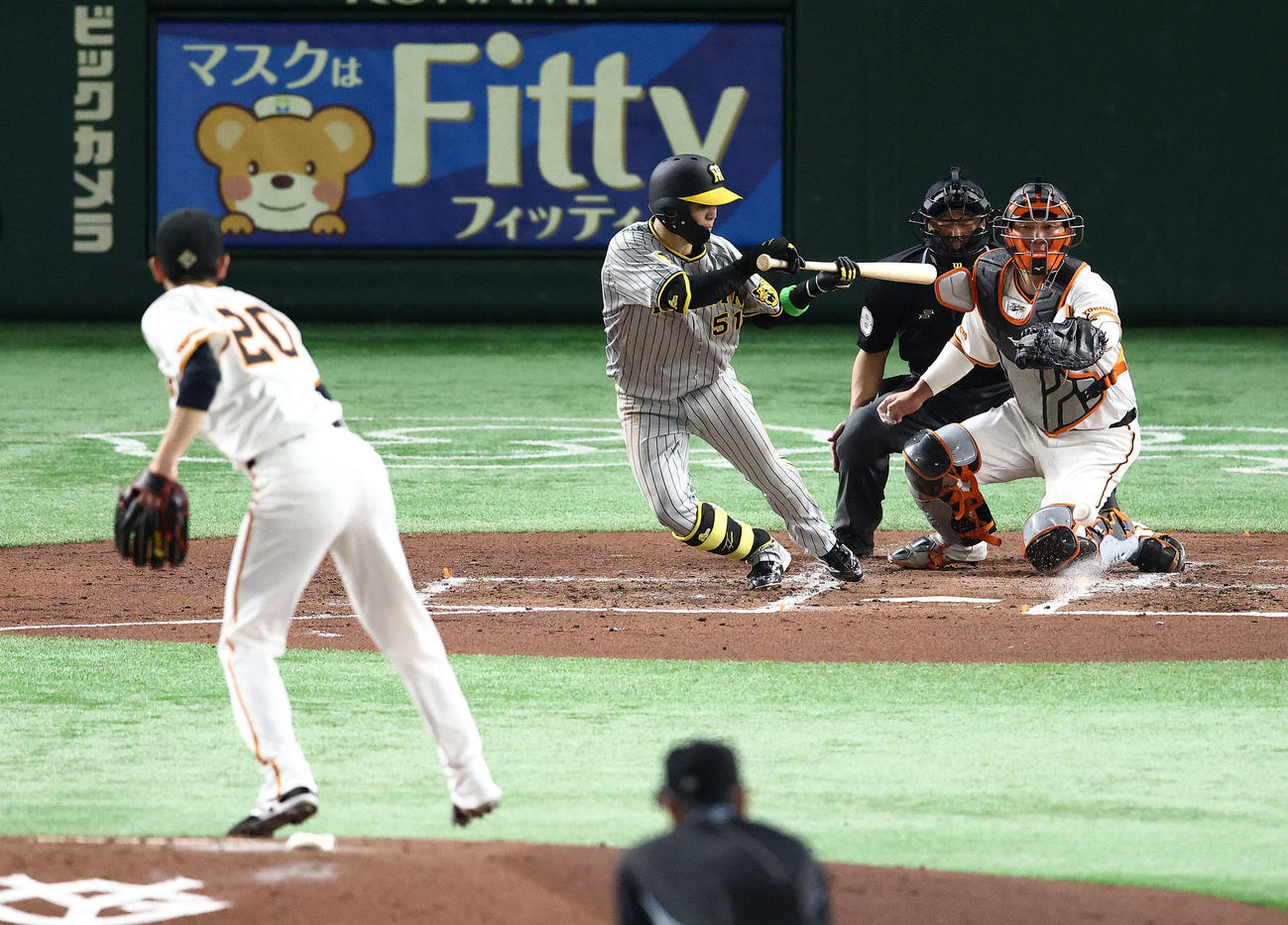 巨人対阪神　3回表阪神1死一塁、三塁線に内野安打を放つ中野。投手戸郷（撮影・河田真司）