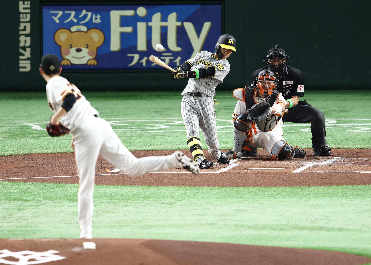 巨人対阪神　1回表阪神1死、右前打を放つ中野。投手戸郷（撮影・河田真司）