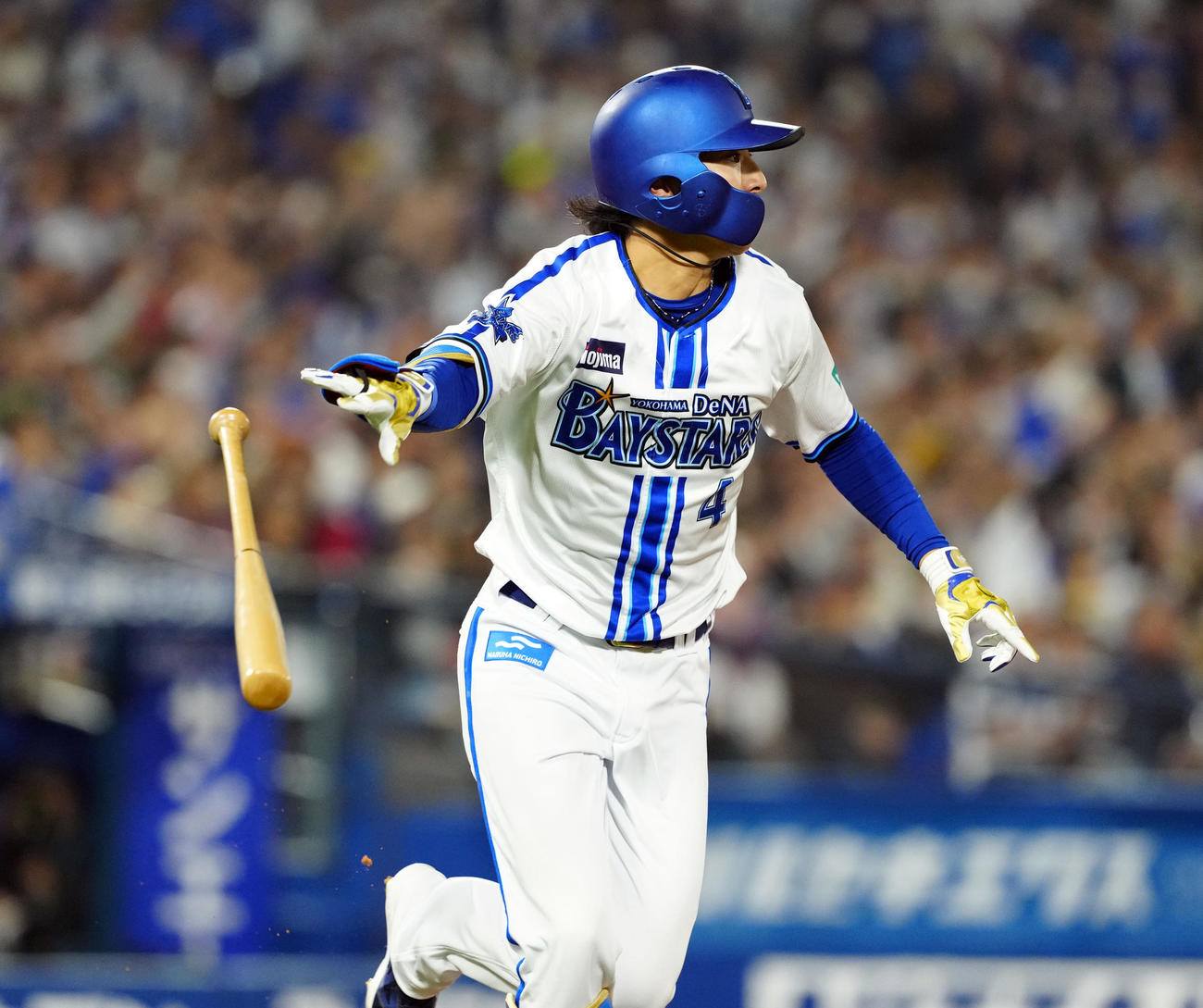 DeNA対広島　3回裏DeNA1死一、二塁、プロ初本塁打を放つ度会（撮影・たえ見朱実）