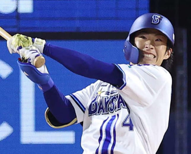 DeNA対広島　3回裏DeNA1死一、二塁、右中間に3点本塁打を放つ度会（撮影・河野匠）