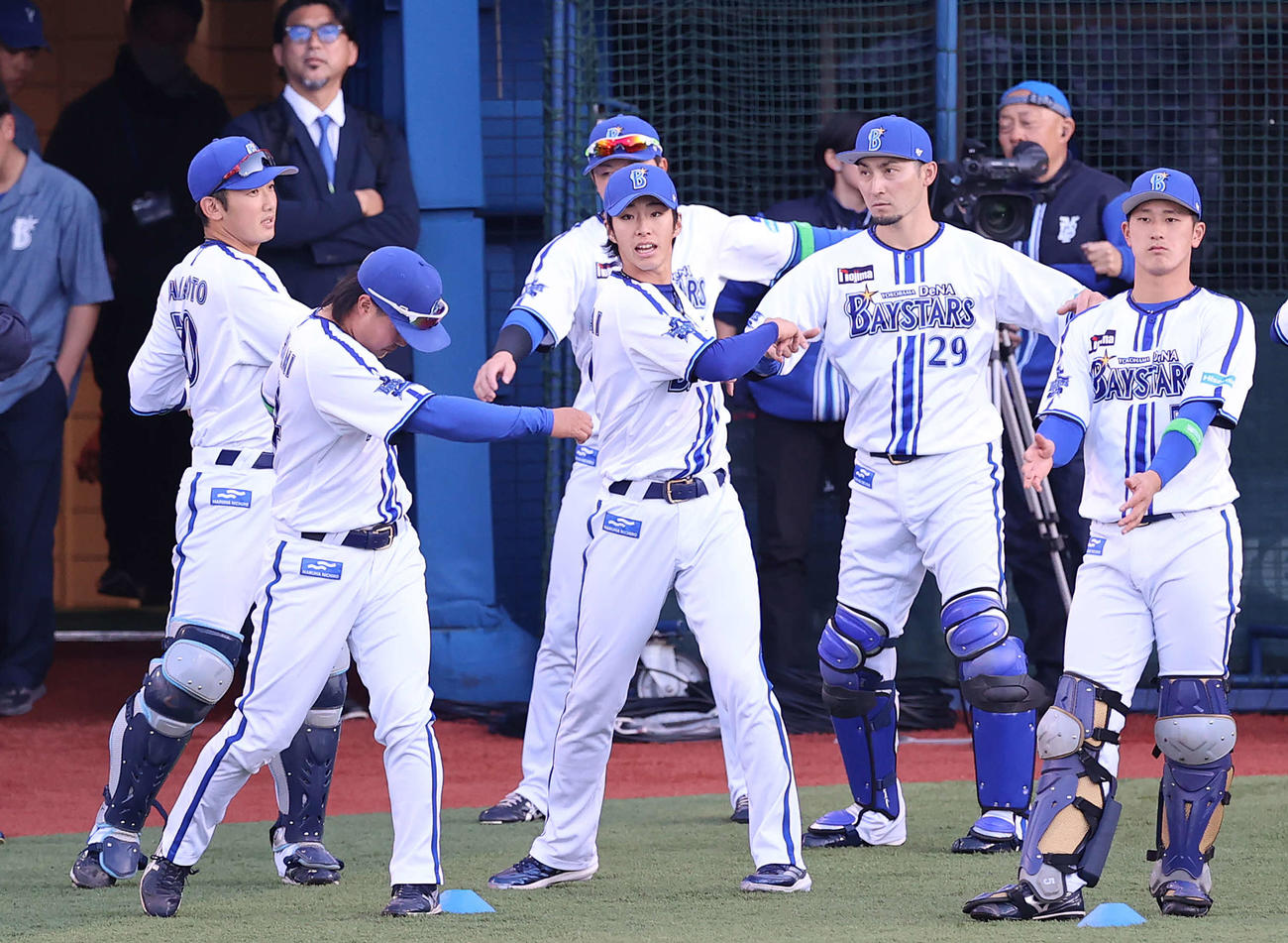 DeNA対広島　試合前、ウオーミングアップするDeNA度会（中央）（撮影・河野匠）