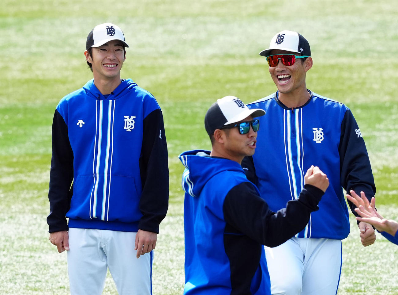 DeNA対広島　練習中、京田（右）と話をするDeNA度会（撮影・たえ見朱実）