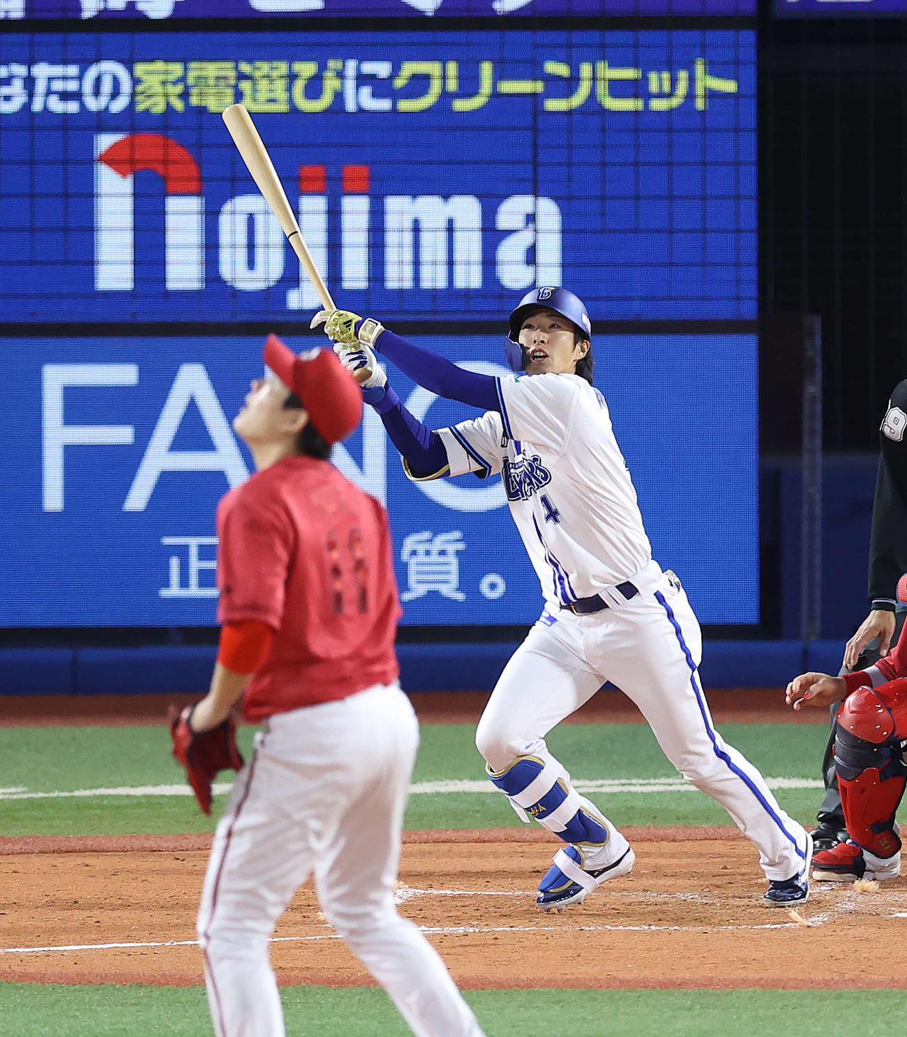 DeNA対広島　3回裏DeNA1死一、二塁、右中間に3点本塁打を放つ度会。投手九里（撮影・河野匠）