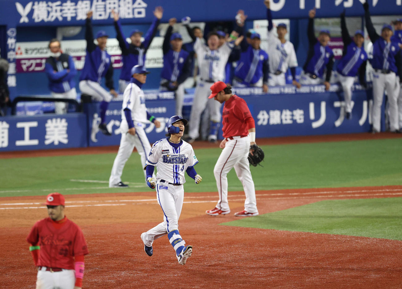 DeNA対広島　3回裏DeNA1死一、二塁、右中間に3点本塁打を放ち雄たけびを上げながらダイヤモンドをまわる度会（撮影・河野匠）