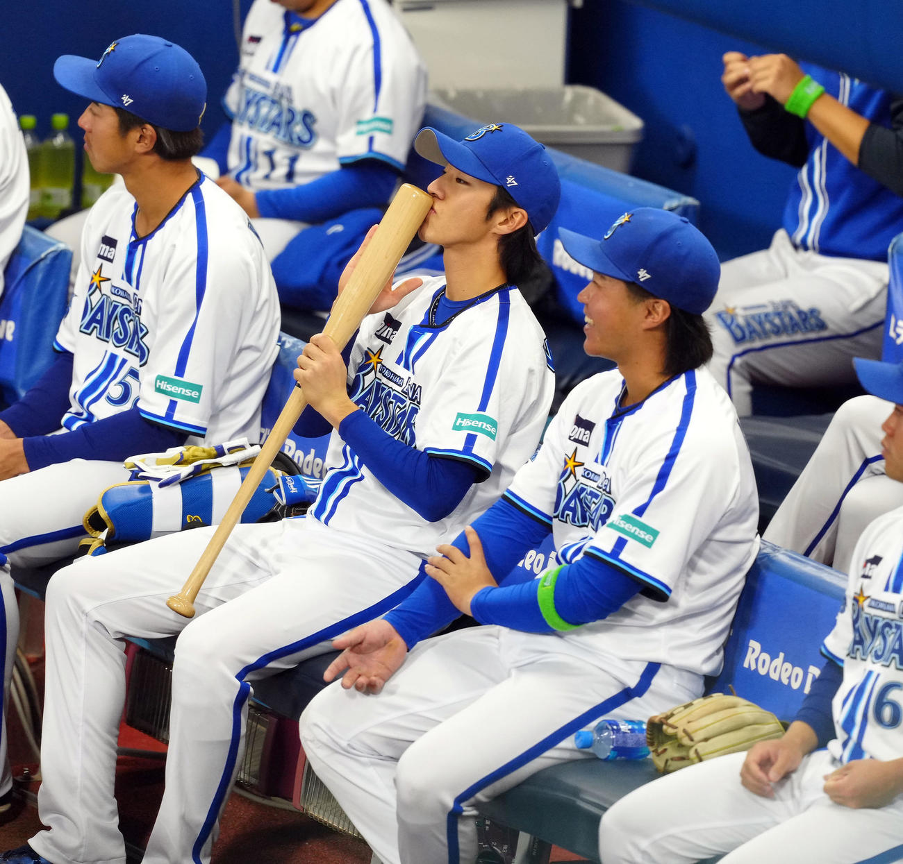 DeNA対広島　試合前、ベンチで自分のバットにキスするDeNA度会（撮影・たえ見朱実）