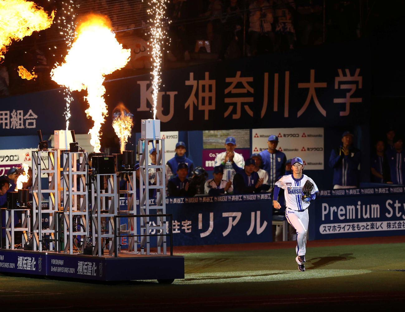 DeNA対広島　1回表、守備位置に向かう度会（撮影・河野匠）