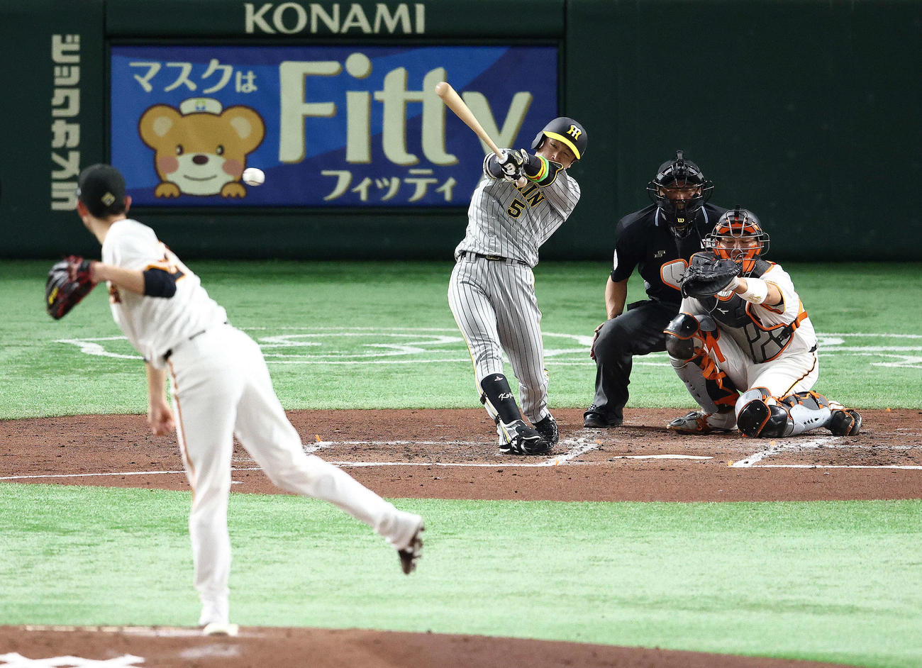 巨人対阪神　3回表阪神無死、右前打を放つ近本。投手戸郷（撮影・河田真司）