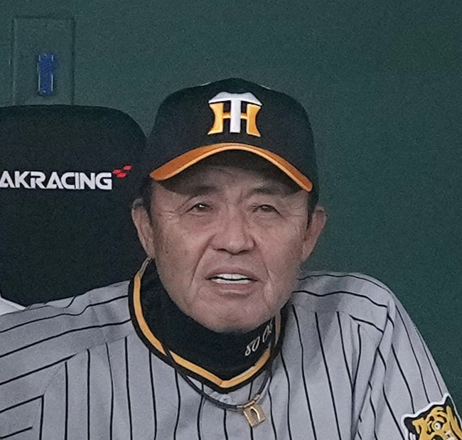 巨人対阪神　ベンチで浮かない表情の阪神岡田監督（撮影・鈴木みどり）