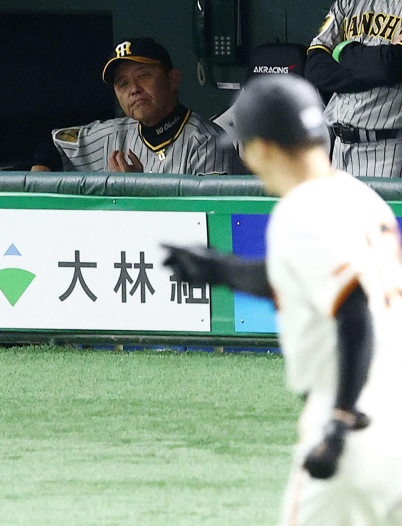 巨人対阪神　5回裏巨人2死二塁、2点本塁打を放ちダイヤモンドを回る梶谷（手前）を見つめる岡田監督（撮影・河田真司）
