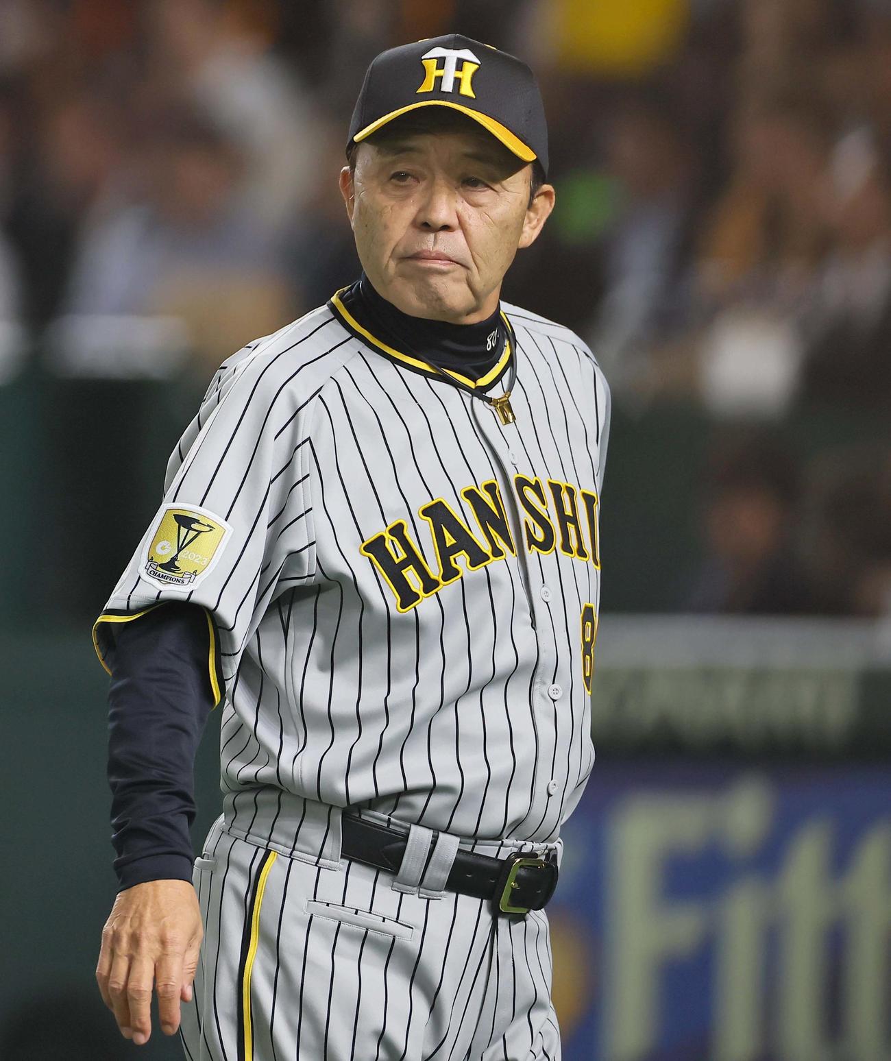 巨人対阪神　選手交代を告げる岡田監督（撮影・上田博志）
