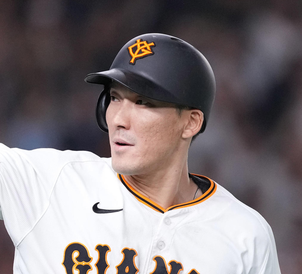 巨人対阪神　5回裏巨人2死二塁、右越え2点本塁打を放った梶谷はベンチに指をさす（撮影・鈴木みどり）