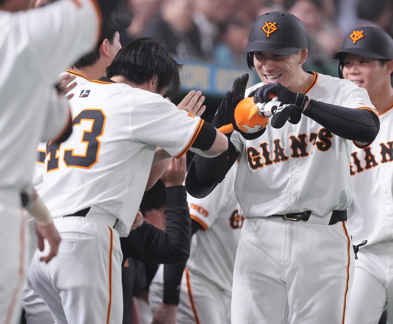 巨人対阪神　5回裏巨人2死二塁、右越え2点本塁打を放った梶谷はベンチ前で笑顔（撮影・鈴木みどり）
