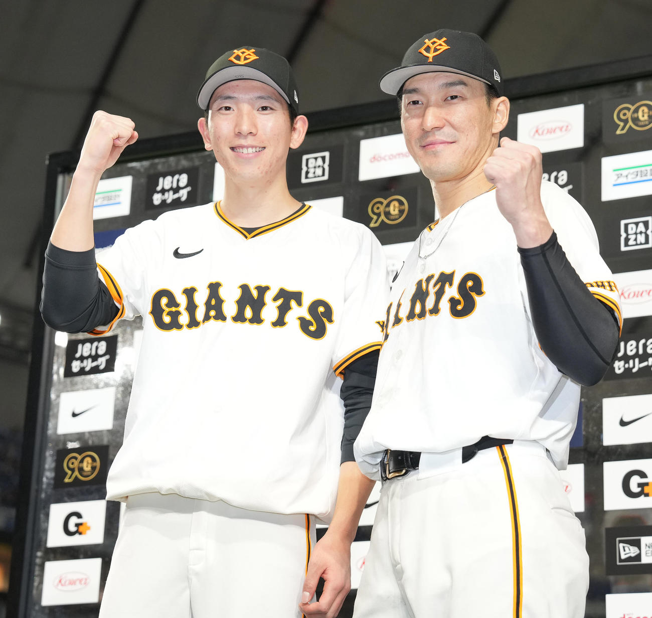 巨人対阪神　阪神に勝利し、お立ち台でガッツポーズする巨人戸郷（左）と梶谷（撮影・鈴木みどり）