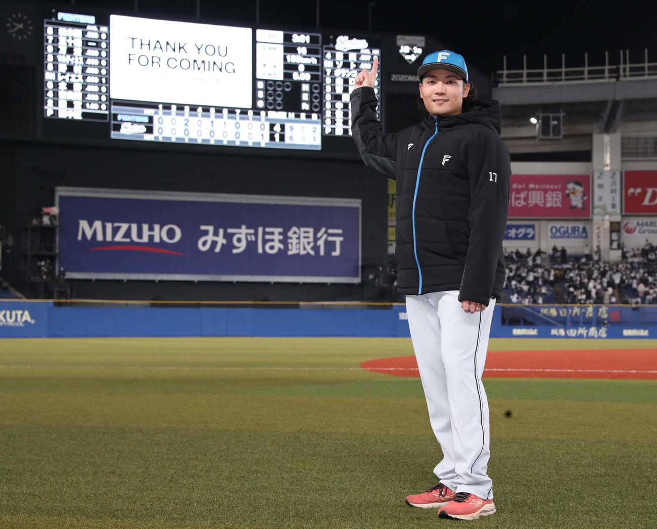 ロッテ対日本ハム　開幕勝利を挙げ「1勝ポーズ」をとる伊藤（撮影・黒川智章）