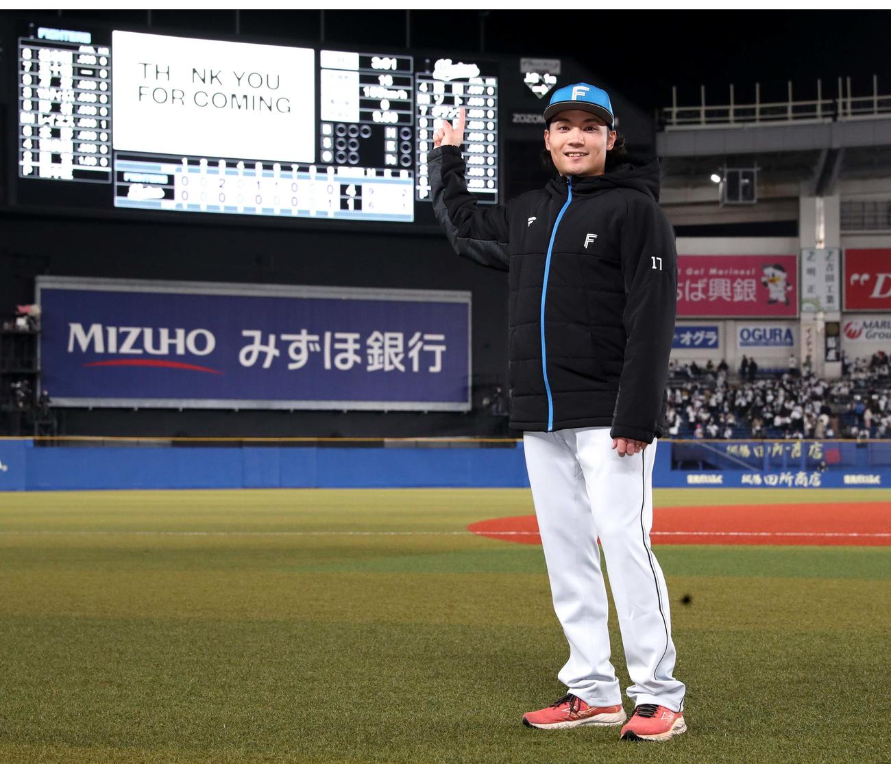 ロッテ対日本ハム　開幕勝利を挙げ「1勝ポーズ」をとる伊藤（撮影・黒川智章）
