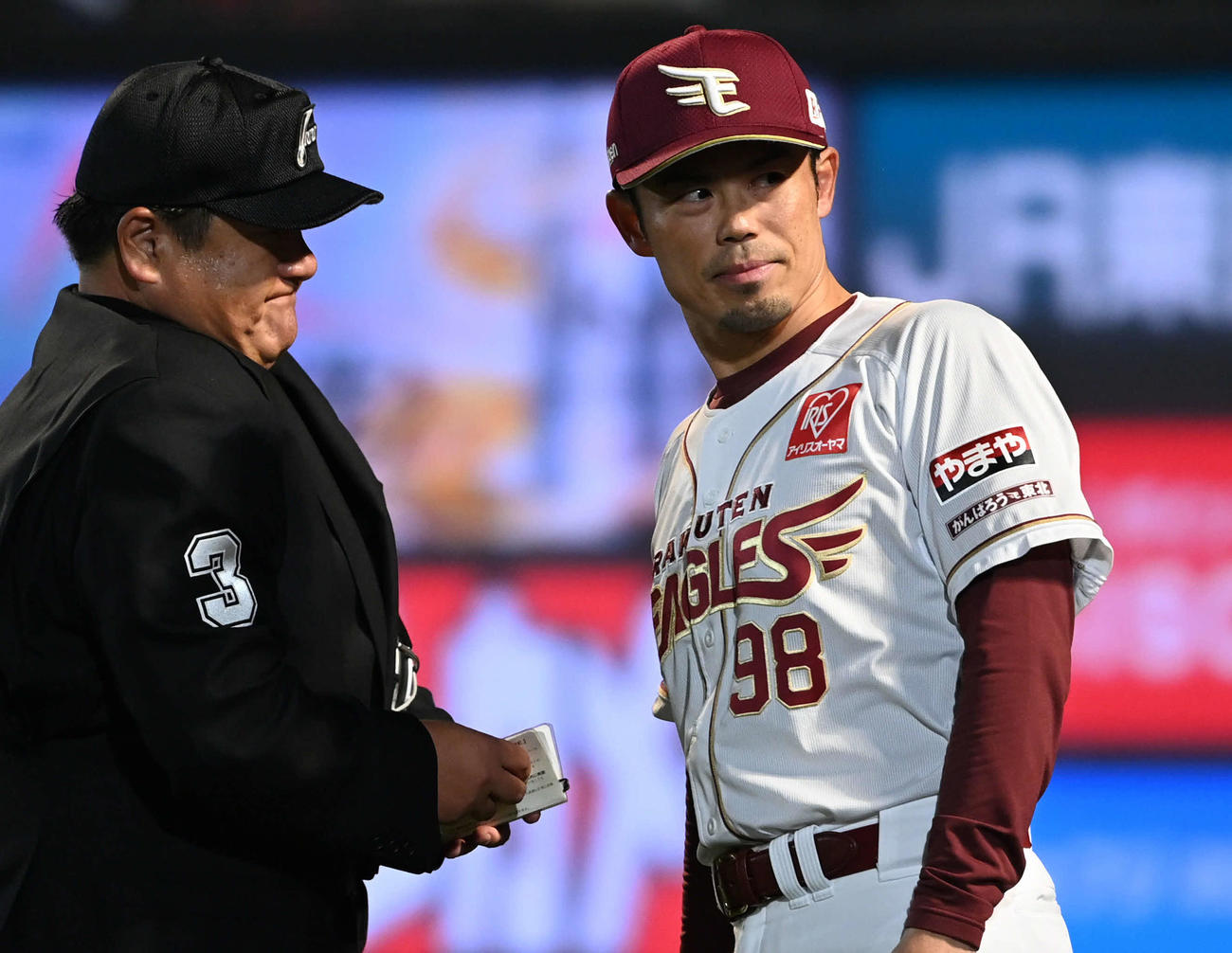 楽天対西武　選手交代を告げる楽天今江監督（撮影・山崎安昭）