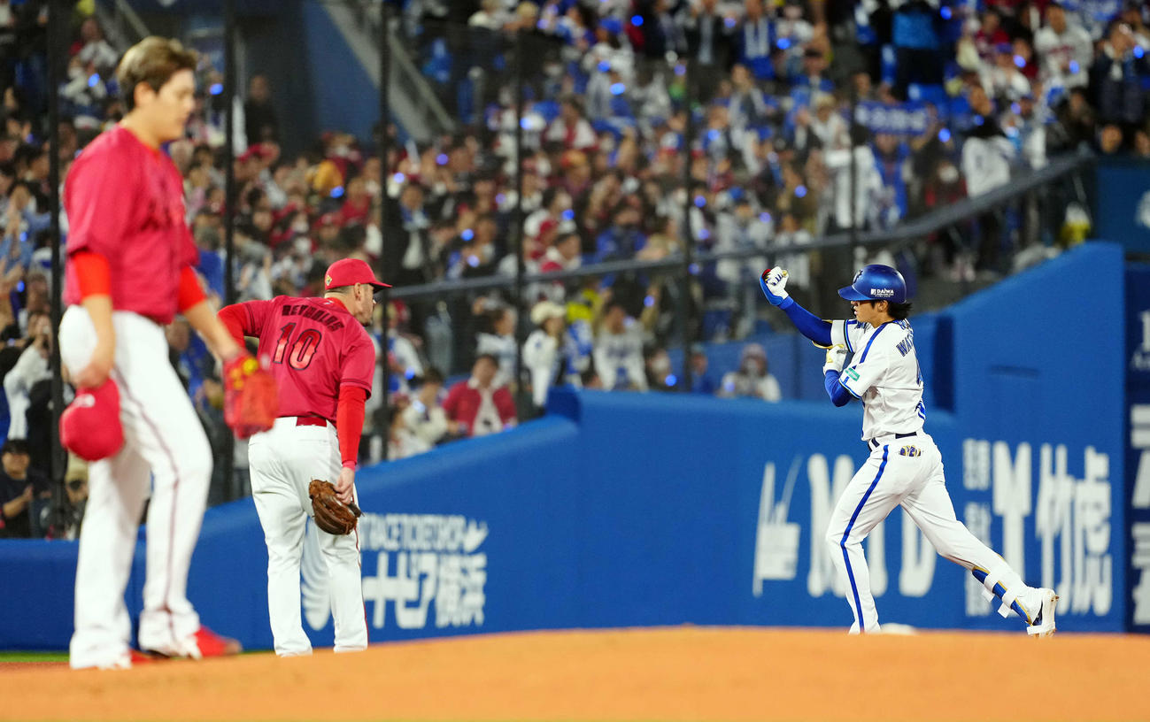 DeNA対広島　3回裏DeNA1死一、二塁、九里からプロ初本塁打を放つ度会（撮影・たえ見朱実）