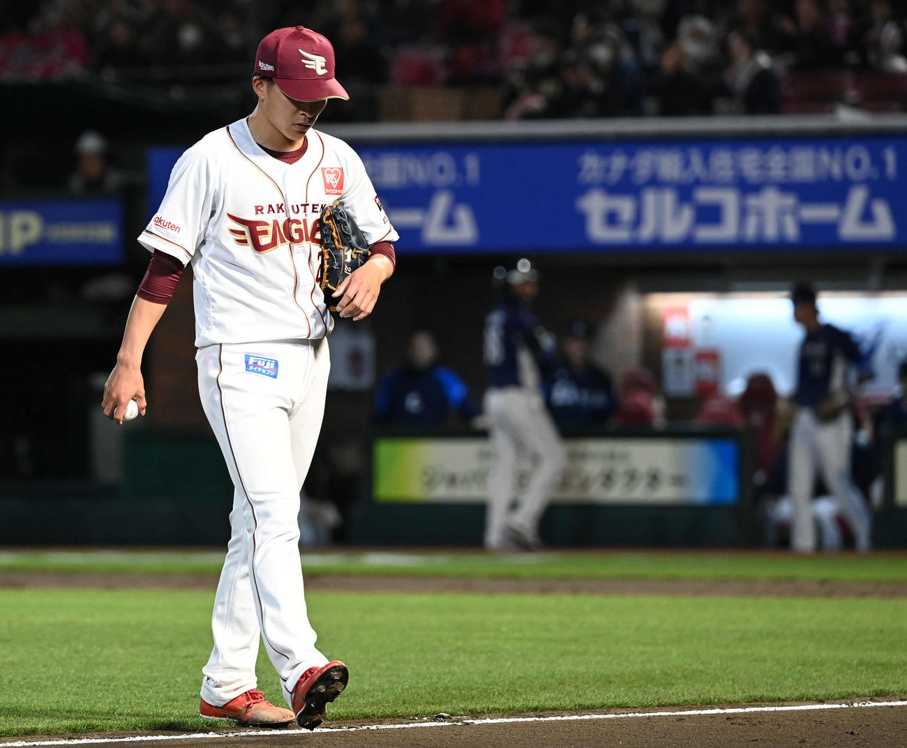 楽天対西武　8回途中、浮かない表情で降板する楽天早川（撮影・山崎安昭）