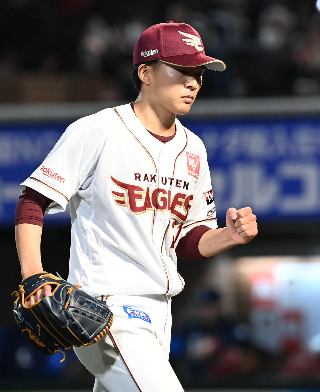 楽天対西武　7回表西武2死一、二塁、早川は古賀を遊ゴロに仕留めてガッツポーズ（撮影・山崎安昭）