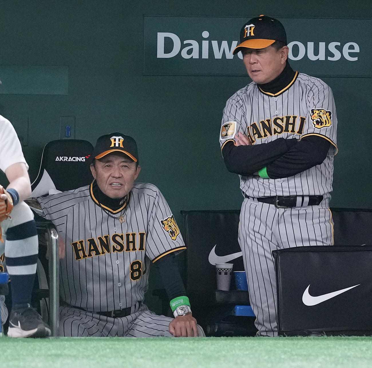 巨人対阪神　ベンチで浮かない表情の阪神岡田監督（左）（撮影・鈴木みどり）
