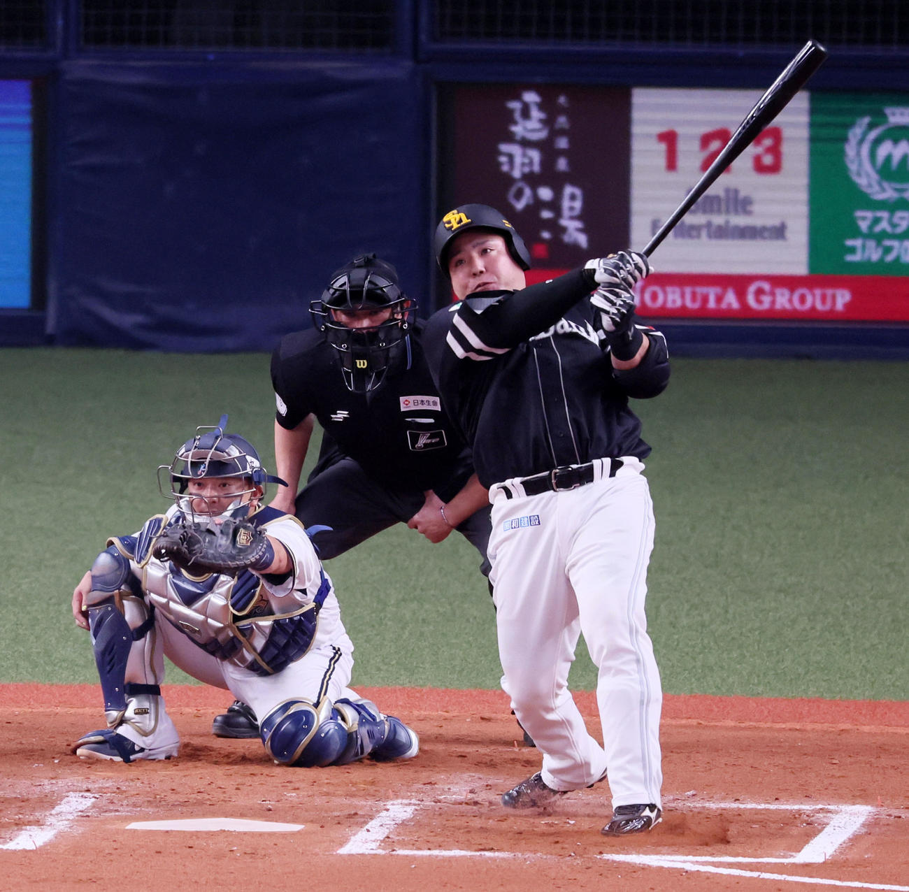 オリックス対ソフトバンク　7回表ソフトバンク無死、山川は右越えソロ本塁打を放つ（撮影・加藤哉）
