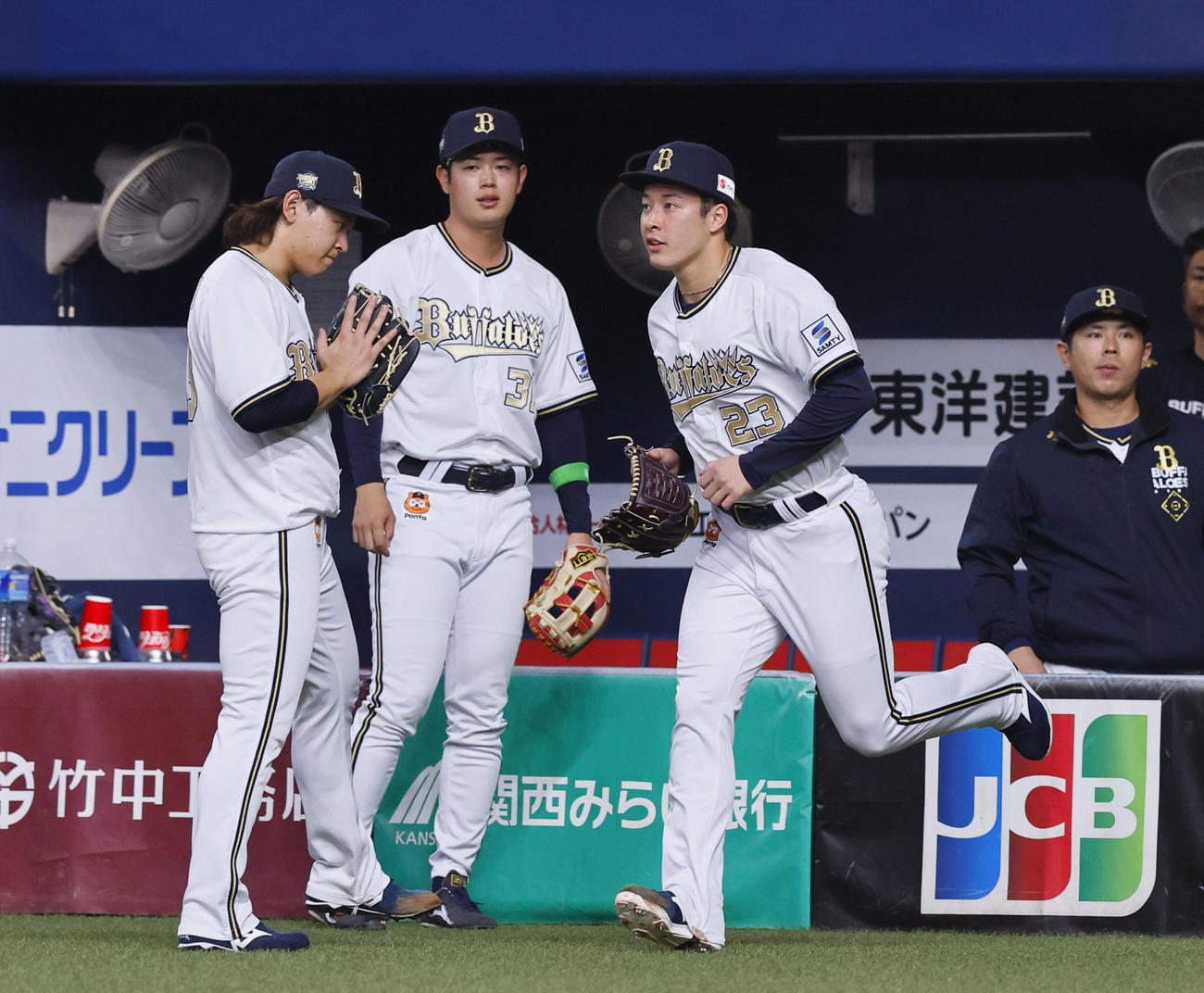 オリックス対ソフトバンク　7回途中、降板し吉田（右から2人目）を送り出す宮城（左端）（撮影・藤尾明華）