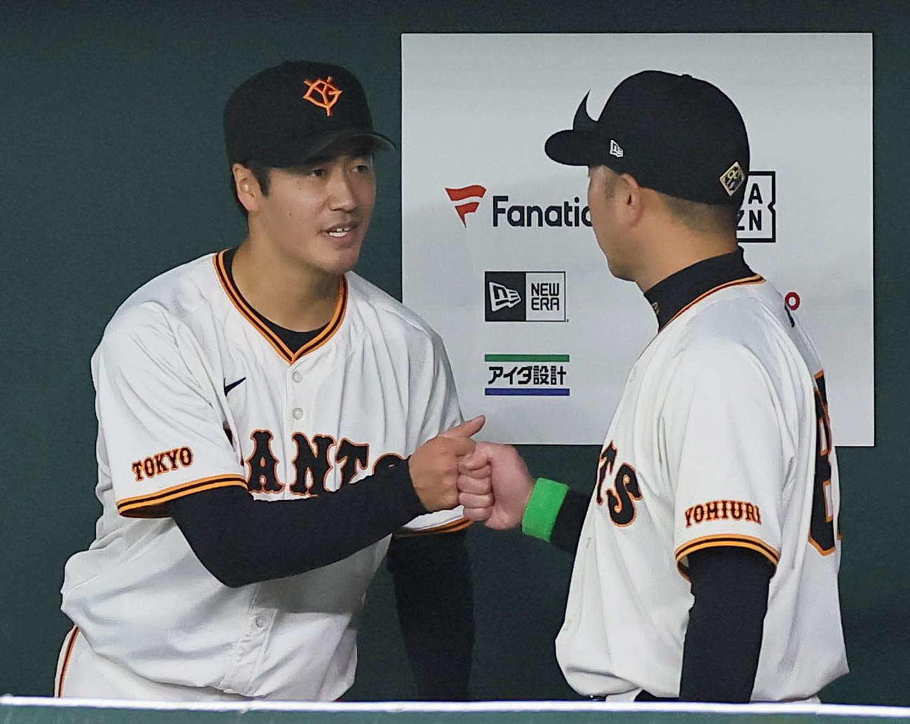 巨人対阪神　1イニングを無失点に抑えた西舘は阿部監督とグータッチをする（撮影・上田博志）