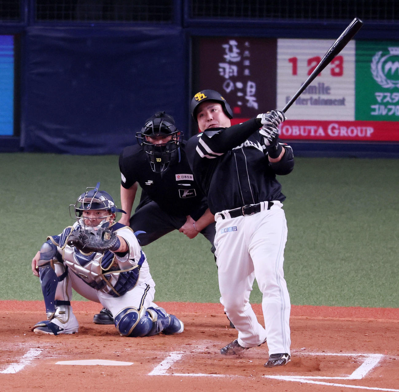 オリックス対ソフトバンク　7回表ソフトバンク無死、山川は右越えソロ本塁打を放つ（撮影・加藤哉）