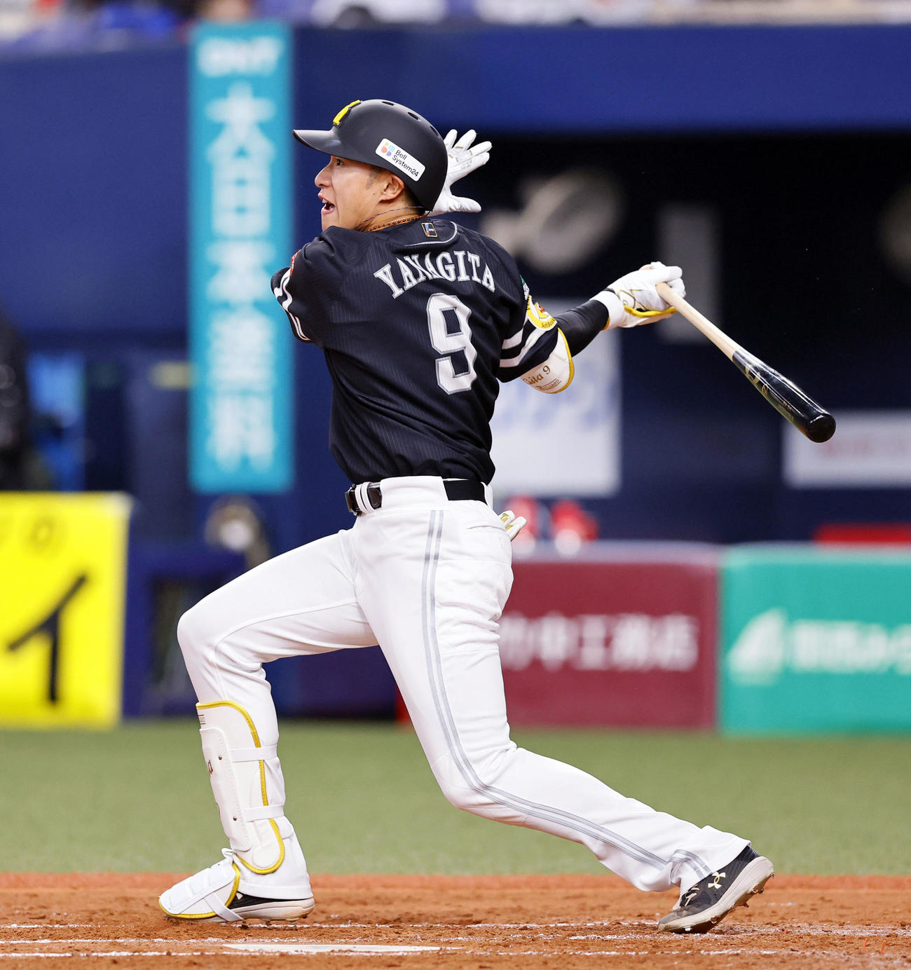 オリックス対ソフトバンク　4回表ソフトバンク無死、柳田悠岐は左中間に二塁打を放つ（撮影・藤尾明華）