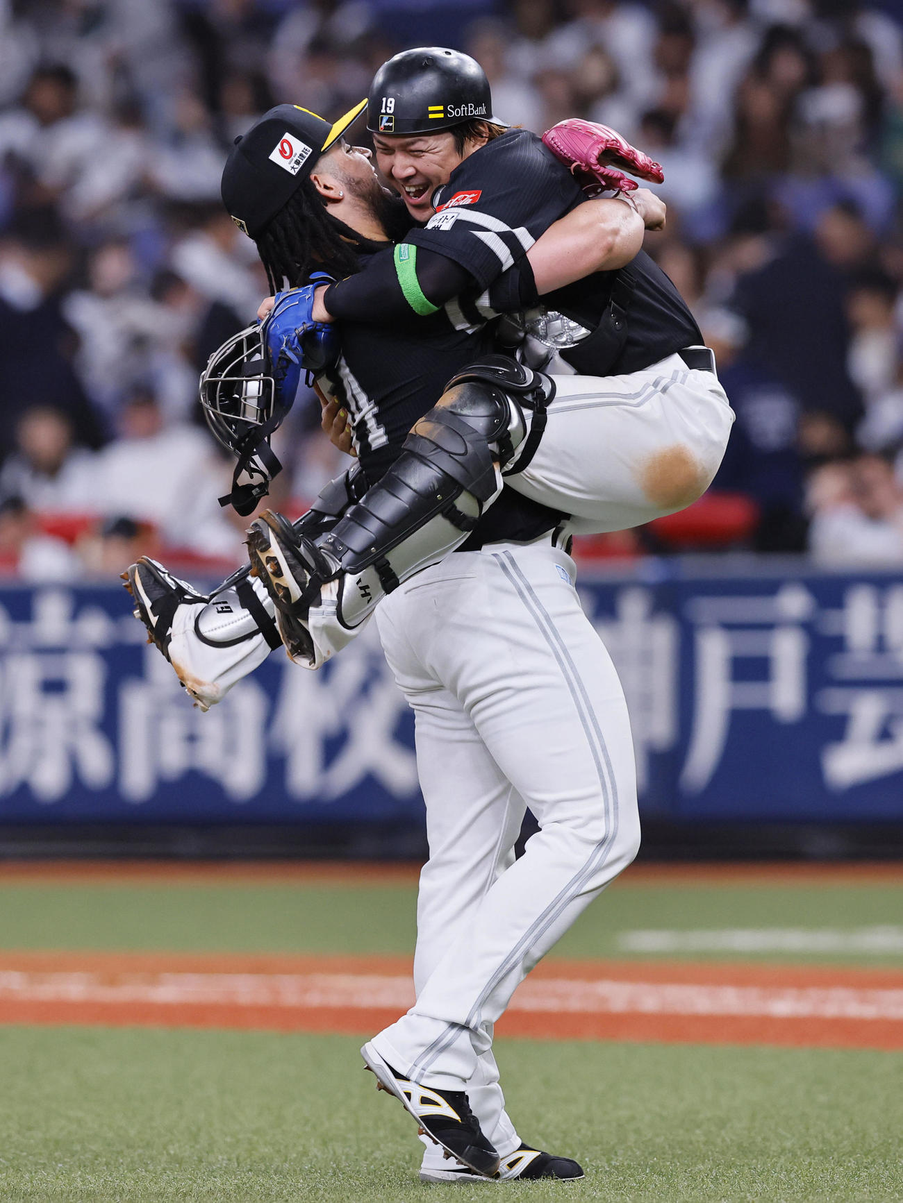 オリックス対ソフトバンク　オリックスに勝利し、抱き合うソフトバンク甲斐拓也（右）とオスナ（撮影・藤尾明華）