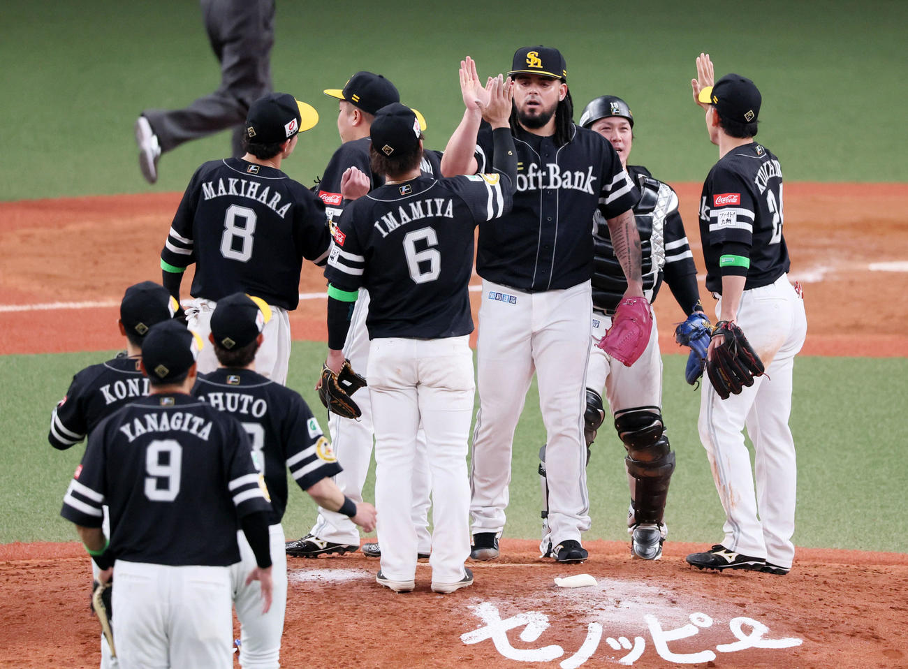 オリックス対ソフトバンク　オリックスに勝利しマウンドでナインと握手するオスナ（撮影・加藤哉）