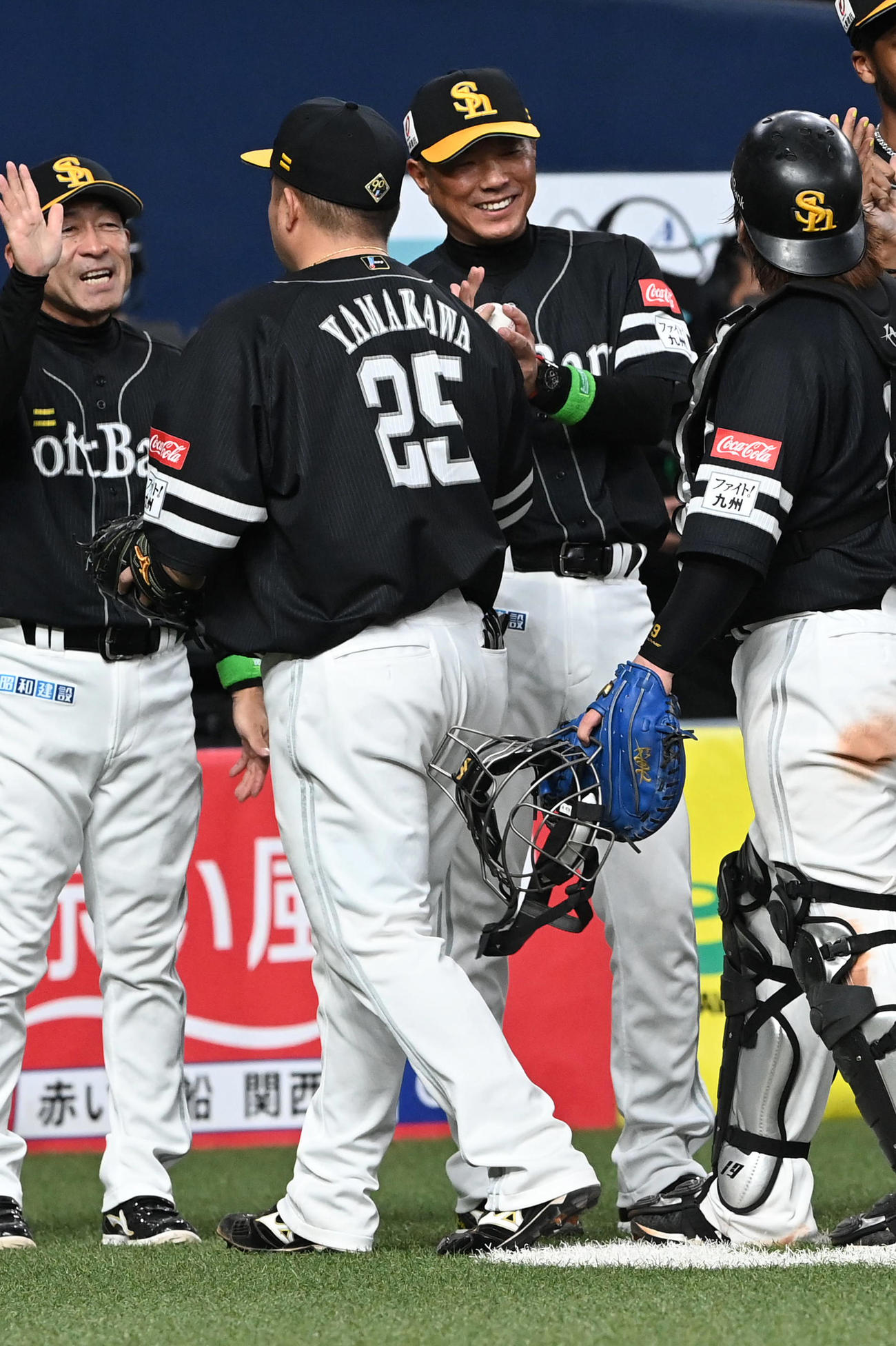オリックス対ソフトバンク　山川（左）から監督初勝利のウイニングボールを受け取り笑顔を見せる小久保監督（撮影・前岡正明）