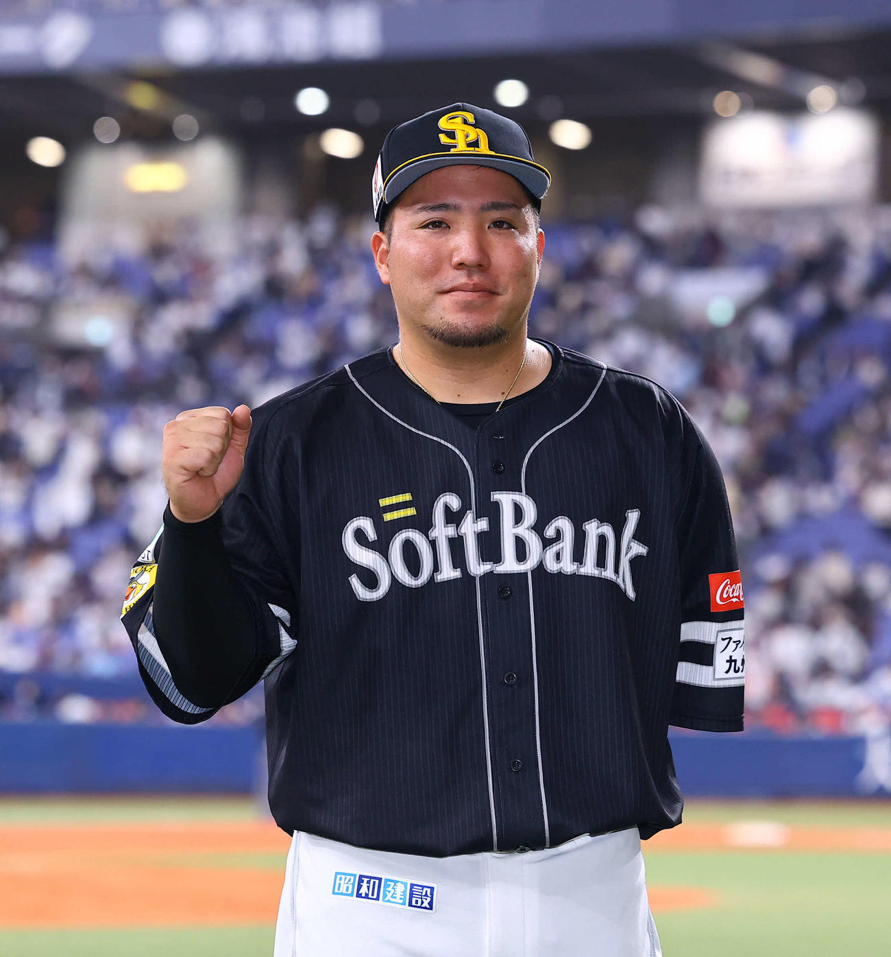 オリックス対ソフトバンク　オリックスに勝利し、ガッツポーズをするソフトバンク山川（撮影・藤尾明華）