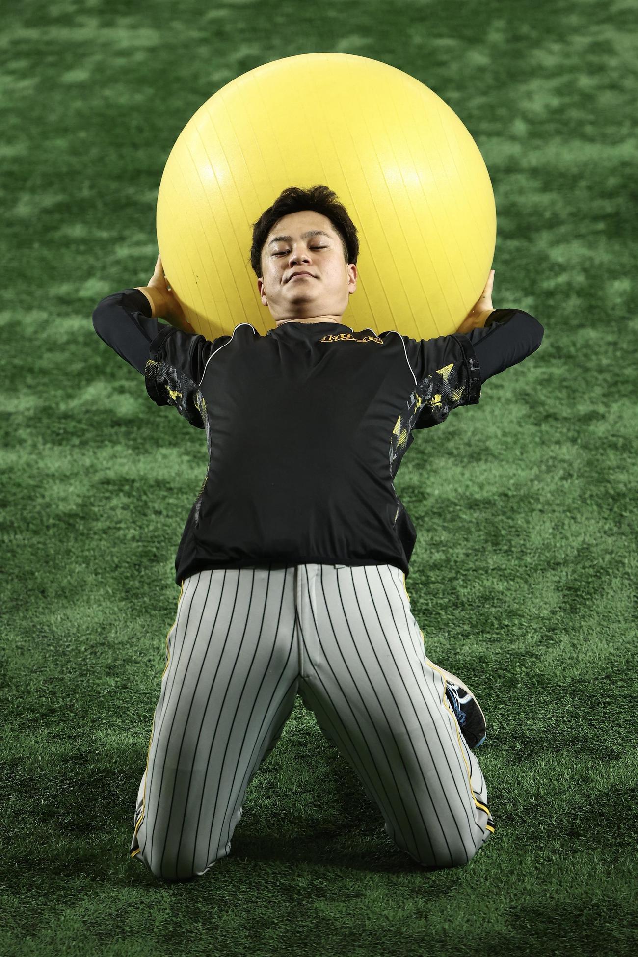 巨人対阪神　試合前、バランスボールを投げる阪神大竹（撮影・河田真司）