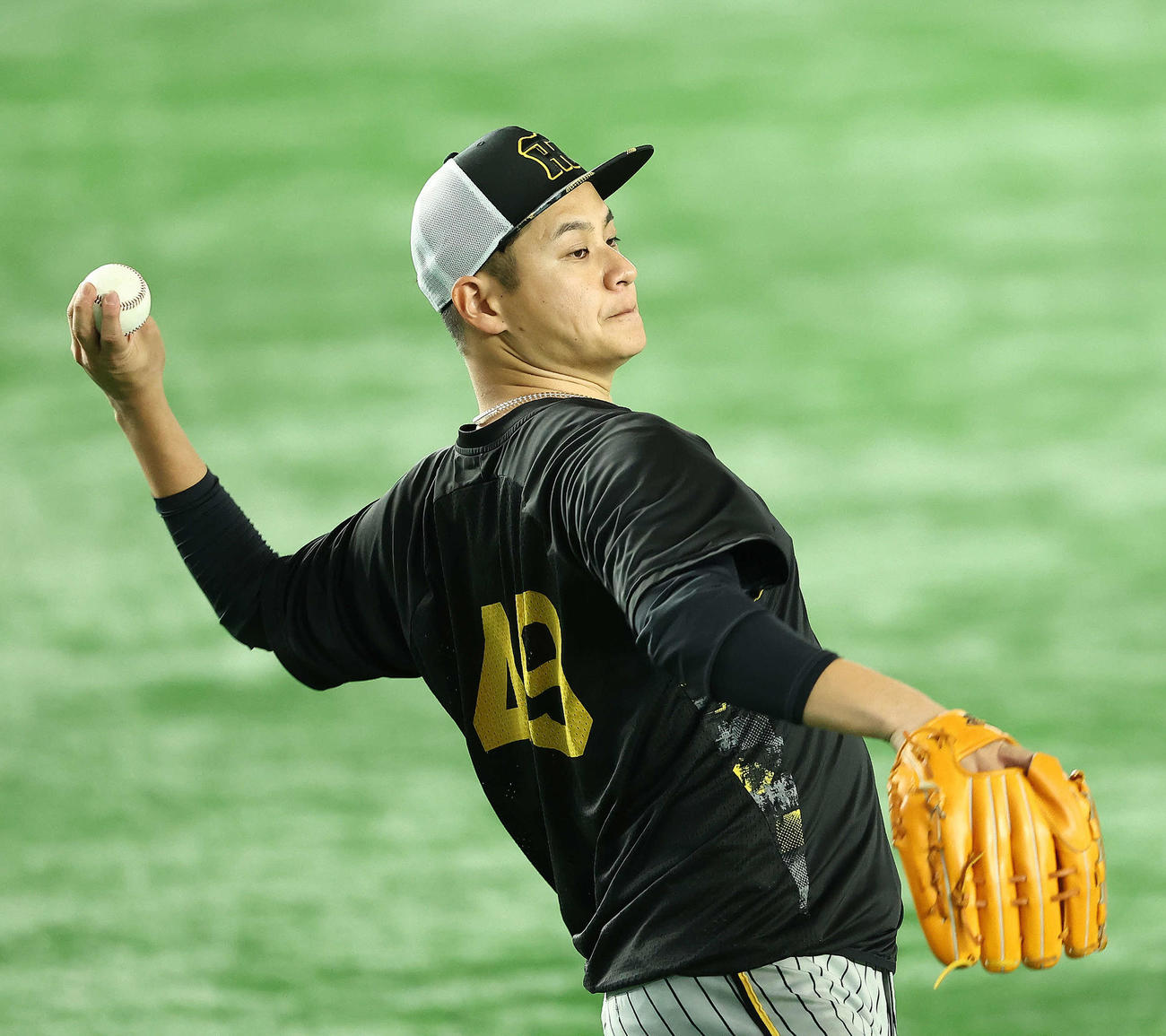 巨人対阪神　試合前キャッチボールする阪神大竹（撮影・河田真司）