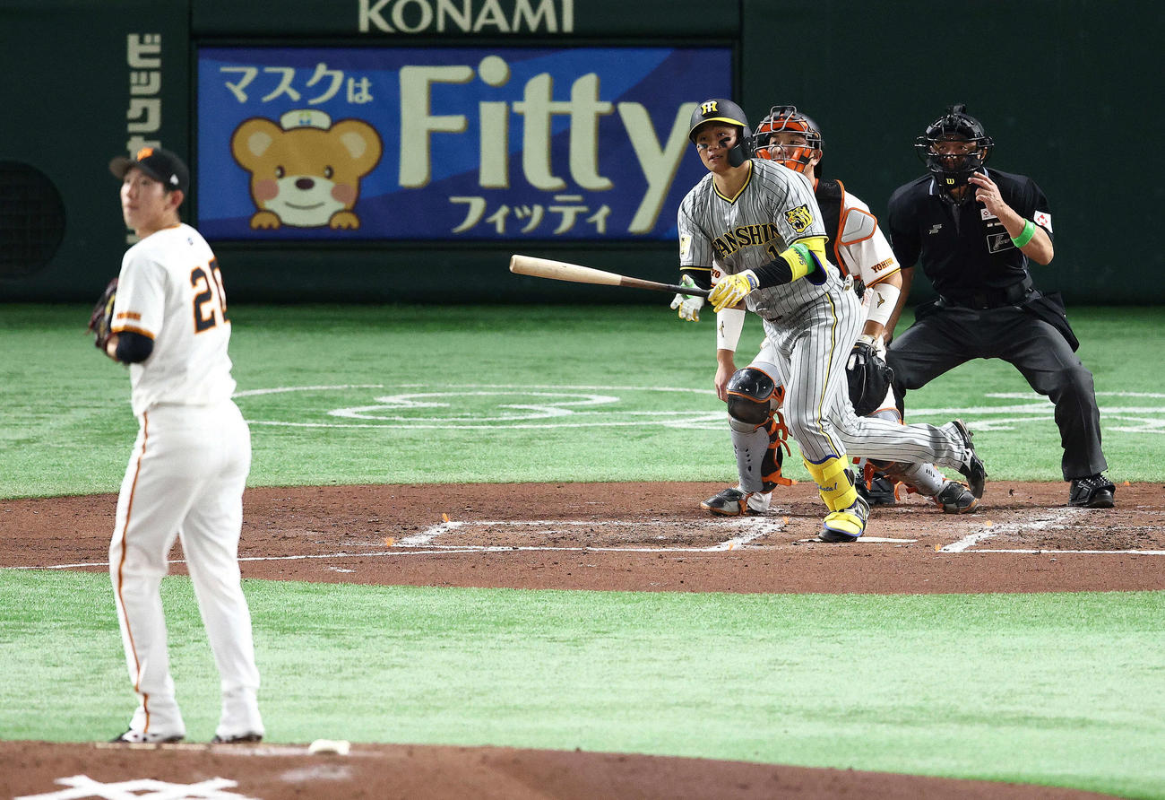 巨人対阪神　3回表阪神1死一、二塁、右飛に倒れる森下。投手戸郷（撮影・河田真司）