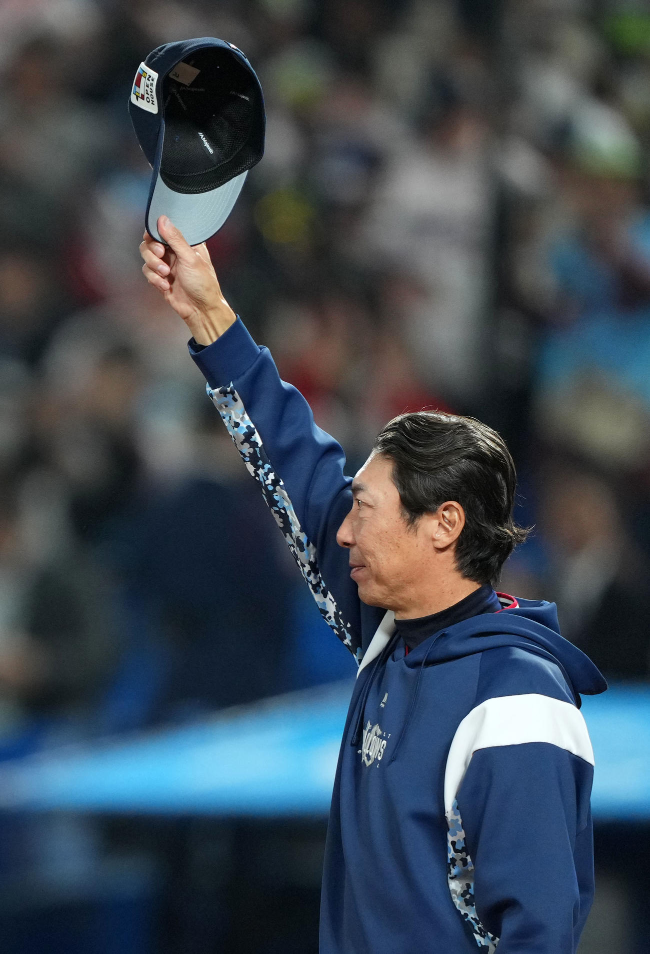 ヤクルト対中日　中日に勝利し声援に応えるヤクルト高津監督（撮影・横山健太）