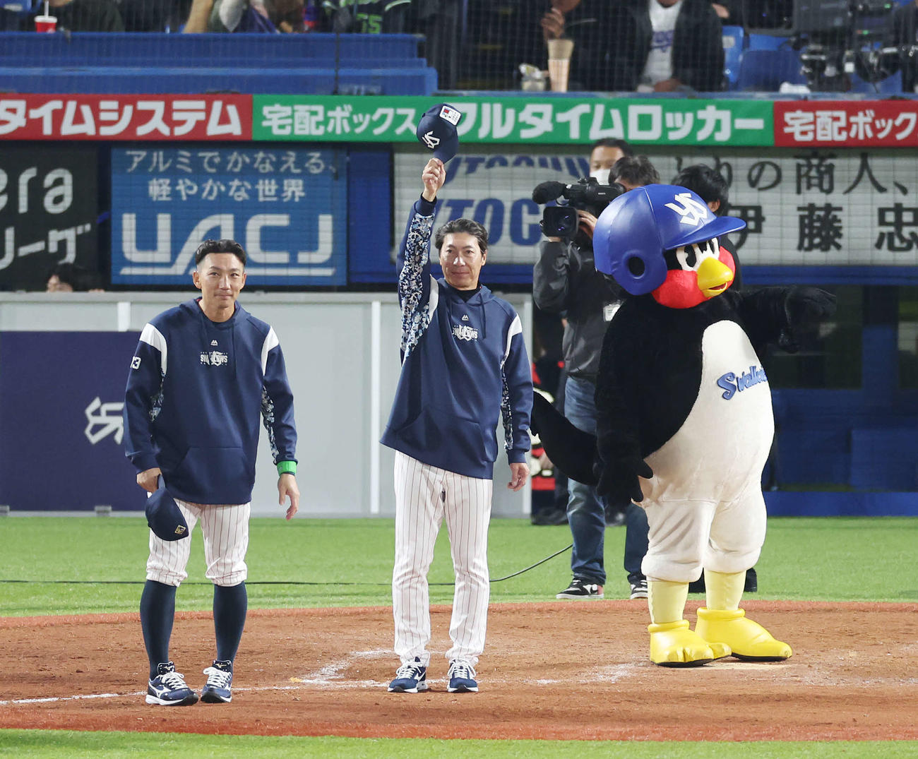 ヤクルト対中日　中日に勝利し、ファンの声援に応えるヤクルト高津監督（中央）（撮影・宮地輝）