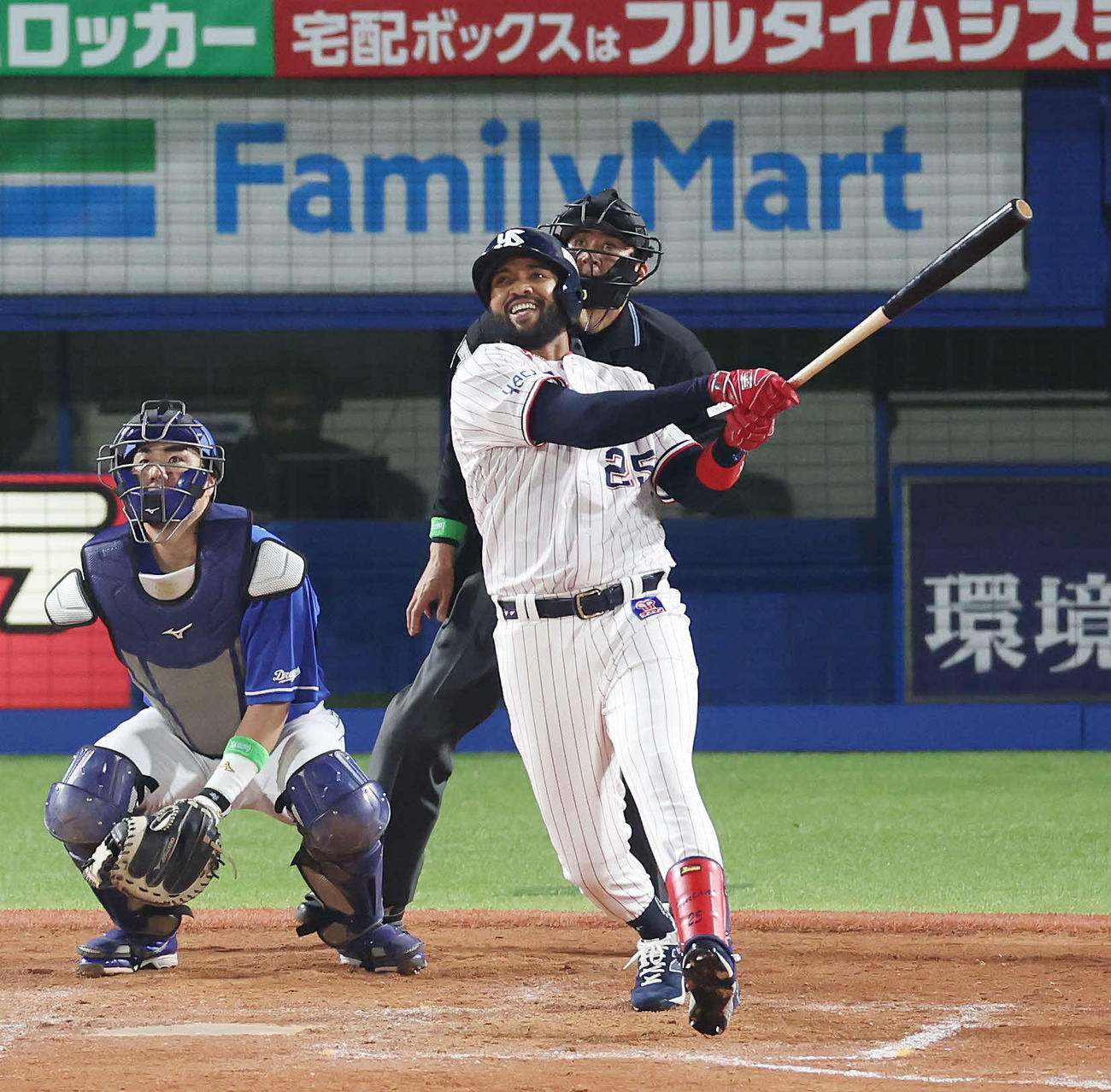 ヤクルト対中日　8回裏ヤクルト無死一、二塁、同点右適時打を放つサンタナ（撮影・宮地輝）